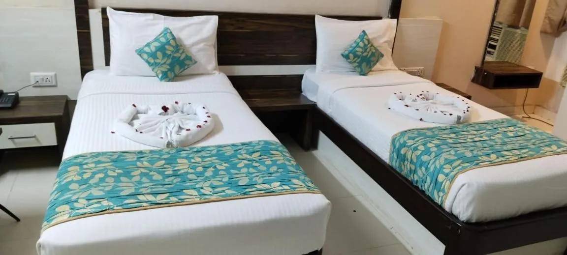 Bed in Hotel Shashinag Residency