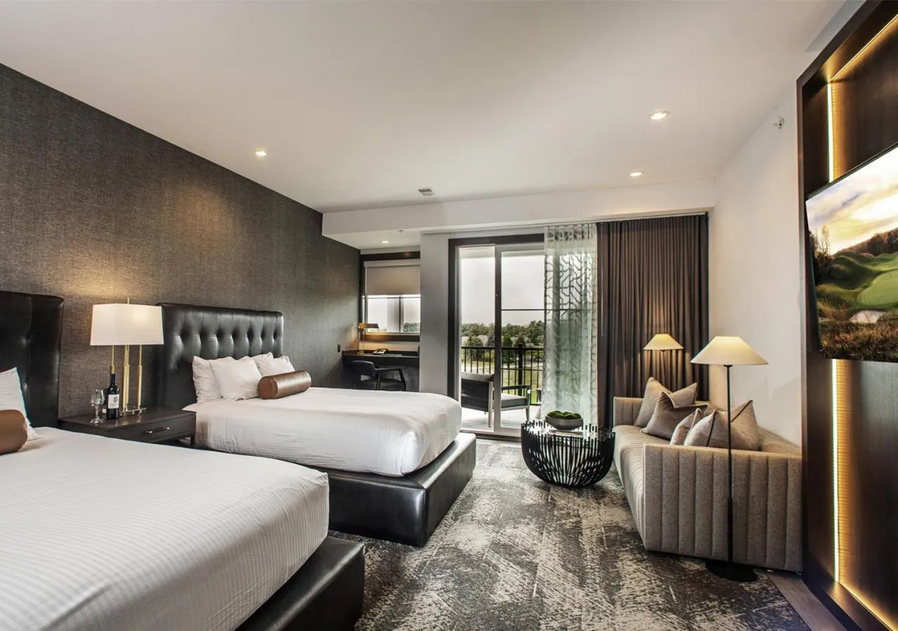 Seating area, Bed in Destination Geneva National