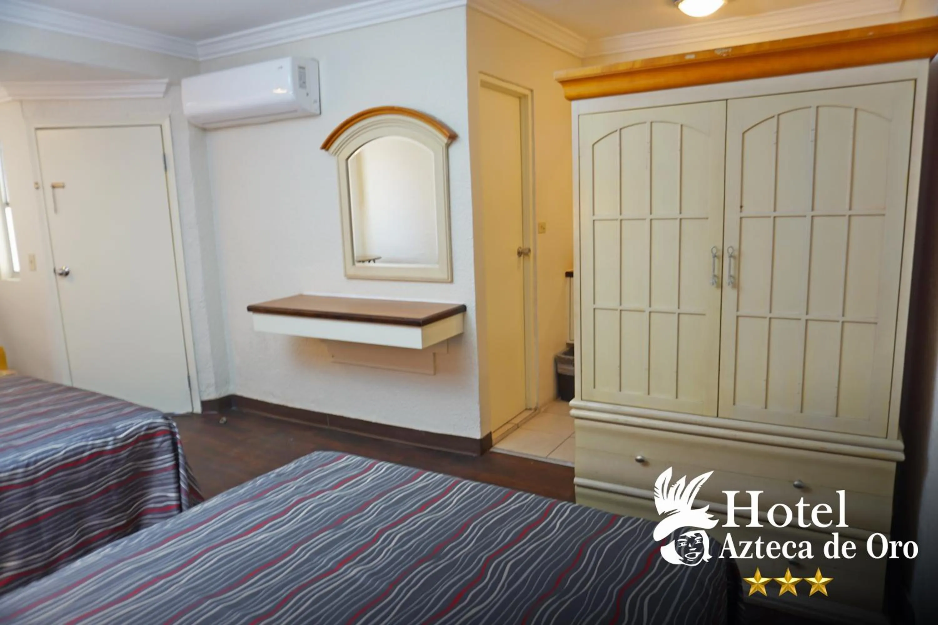 Photo of the whole room, Bed in Hotel Azteca de Oro Mexicali