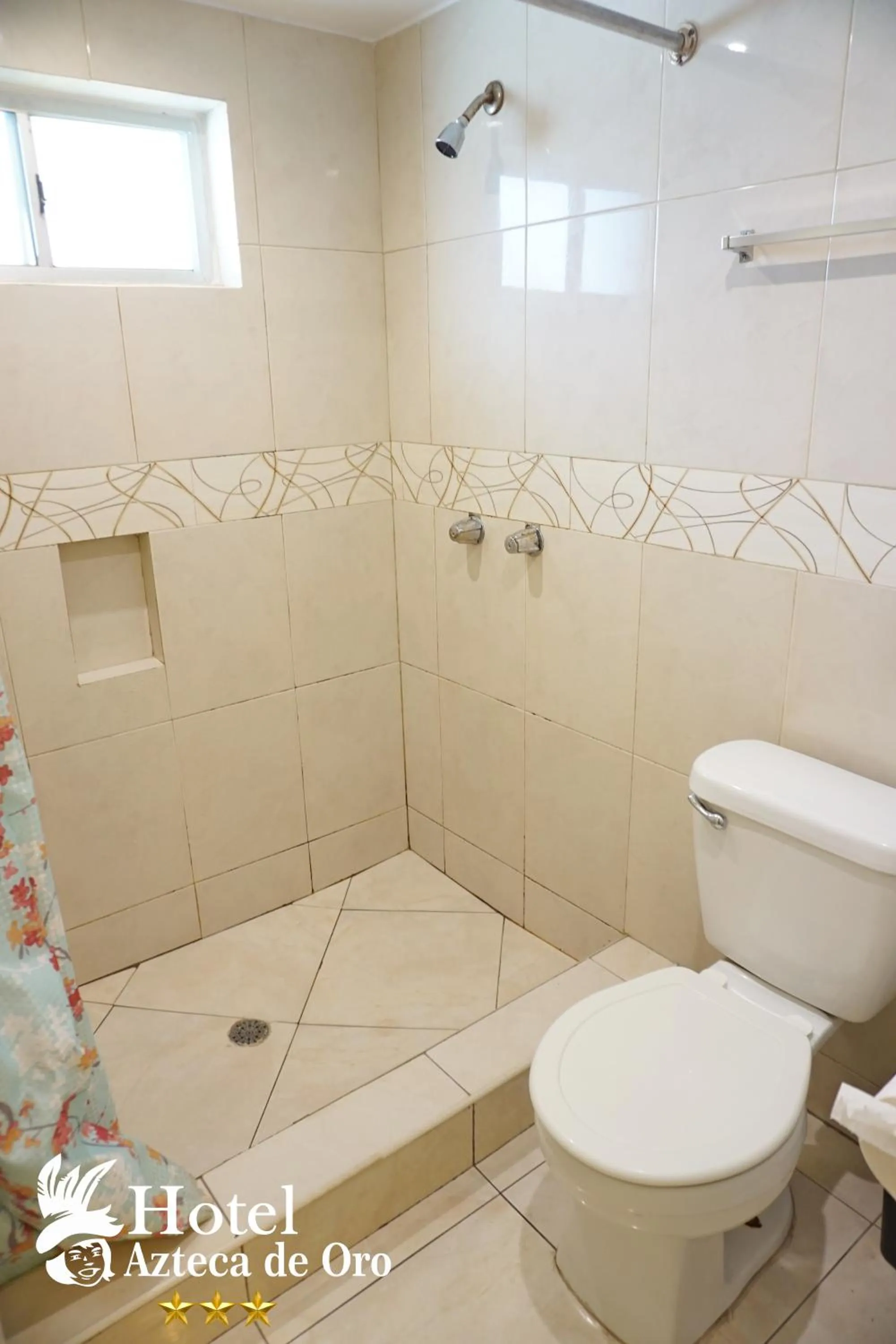 Shower in Hotel Azteca de Oro Mexicali