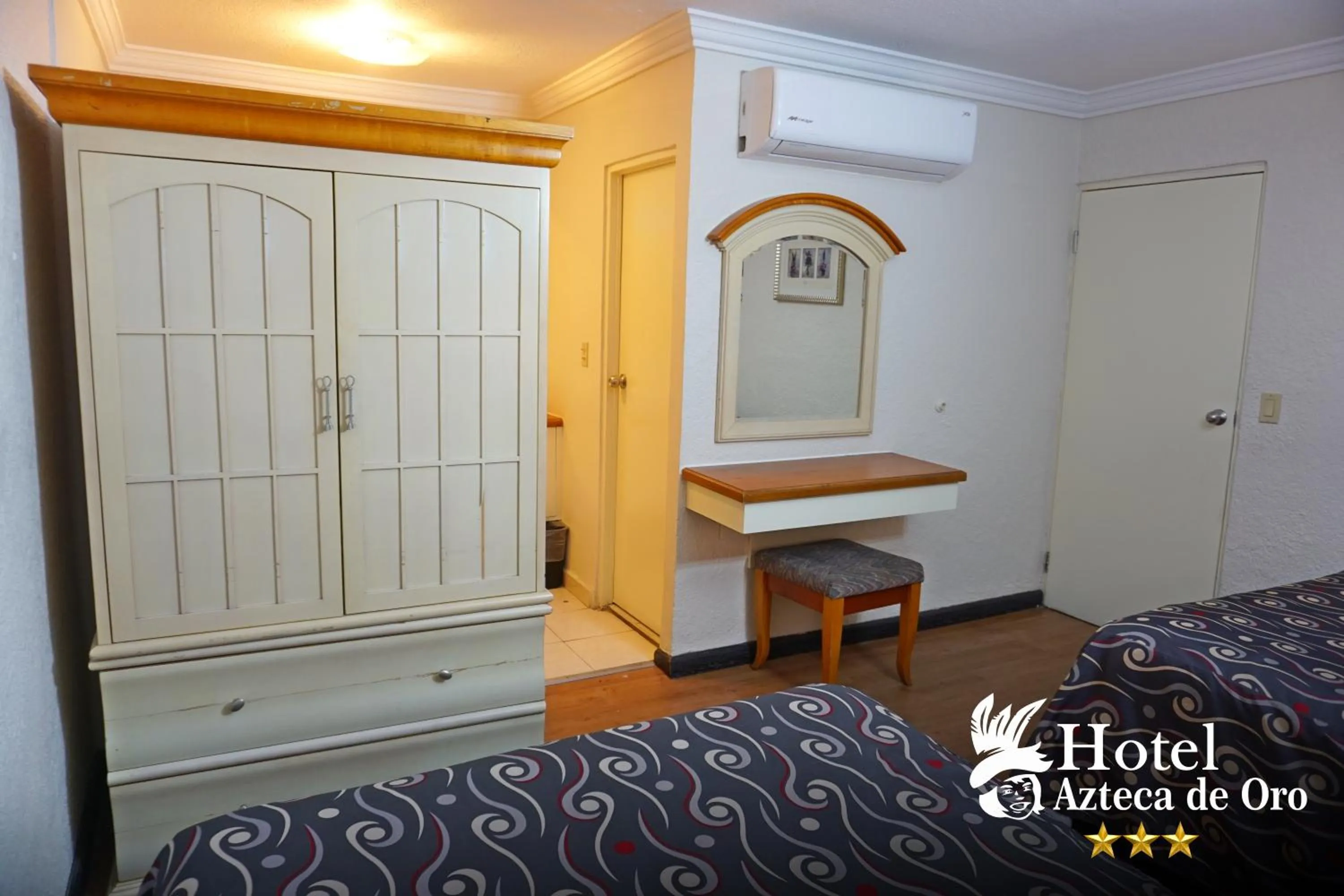 wardrobe, Bed in Hotel Azteca de Oro Mexicali