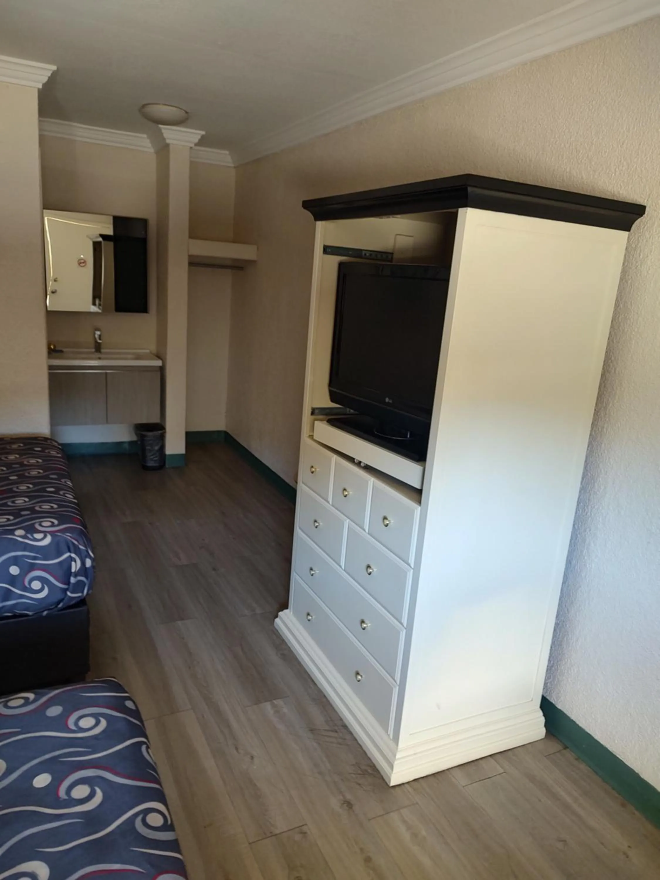 TV and multimedia in Hotel Azteca de Oro Mexicali