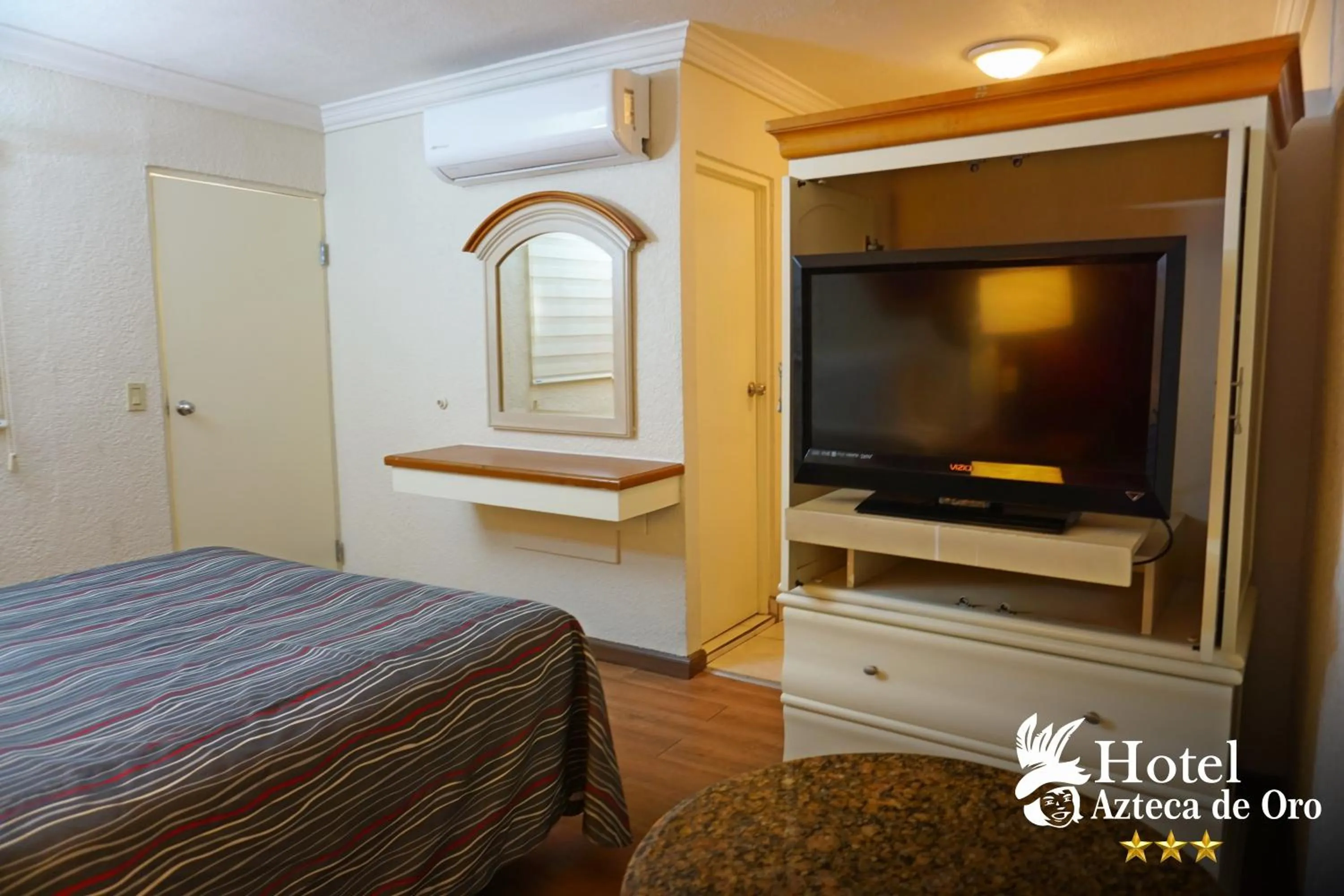 TV and multimedia, Bed in Hotel Azteca de Oro Mexicali