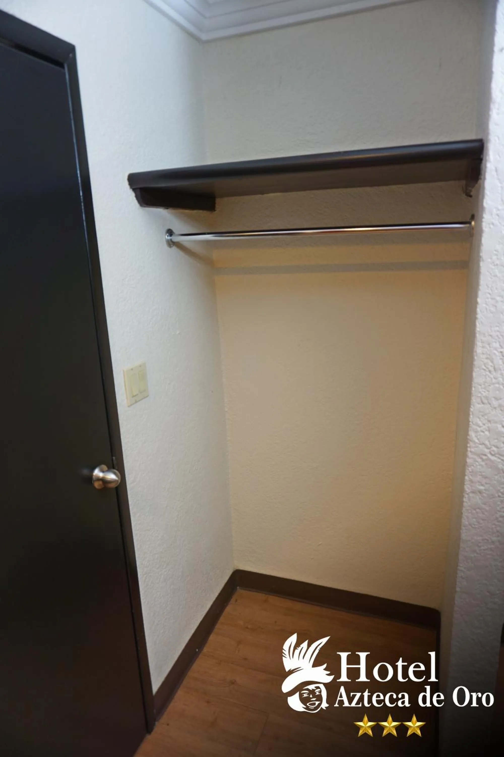 wardrobe in Hotel Azteca de Oro Mexicali