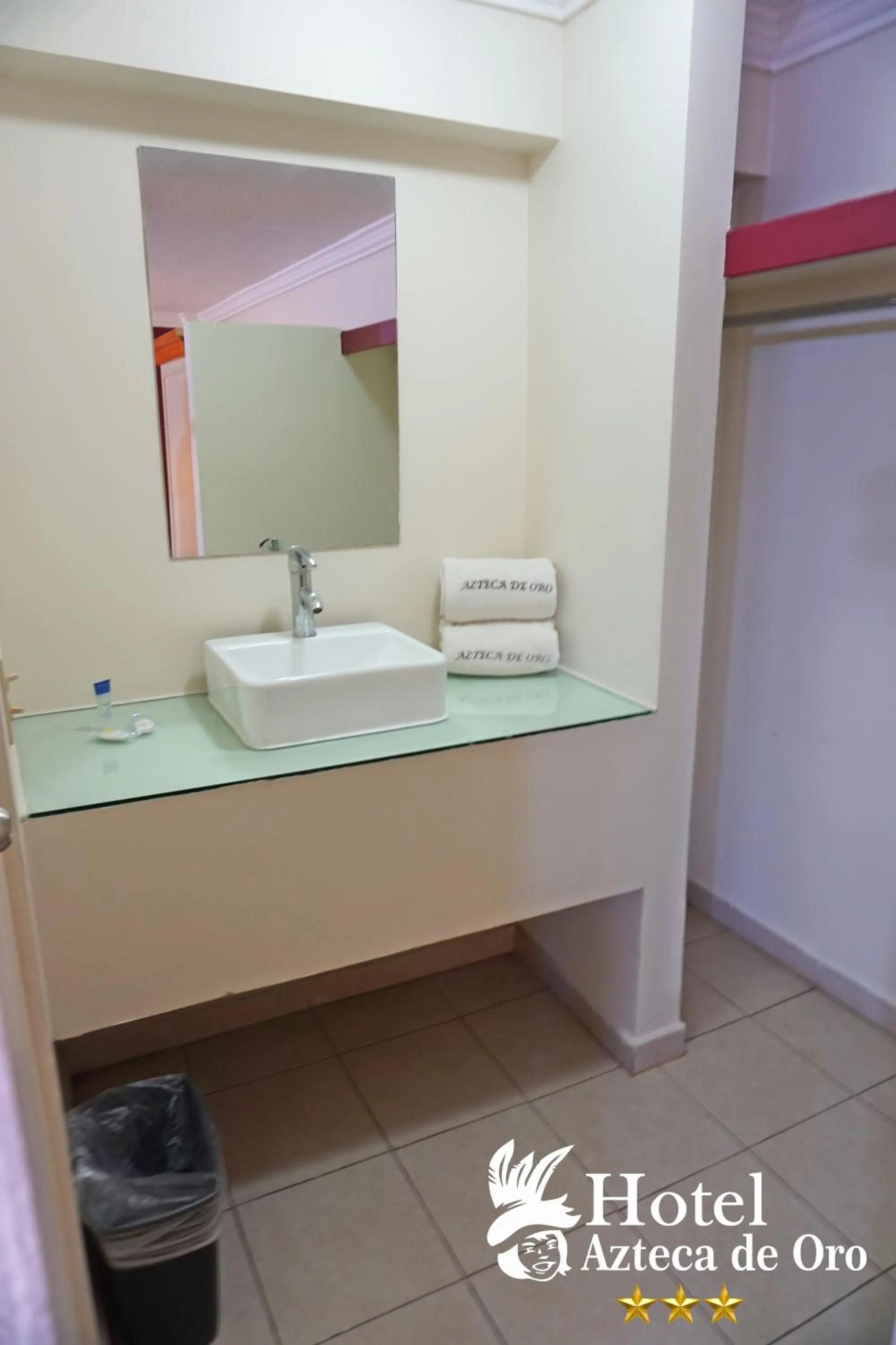 Bathroom in Hotel Azteca de Oro Mexicali