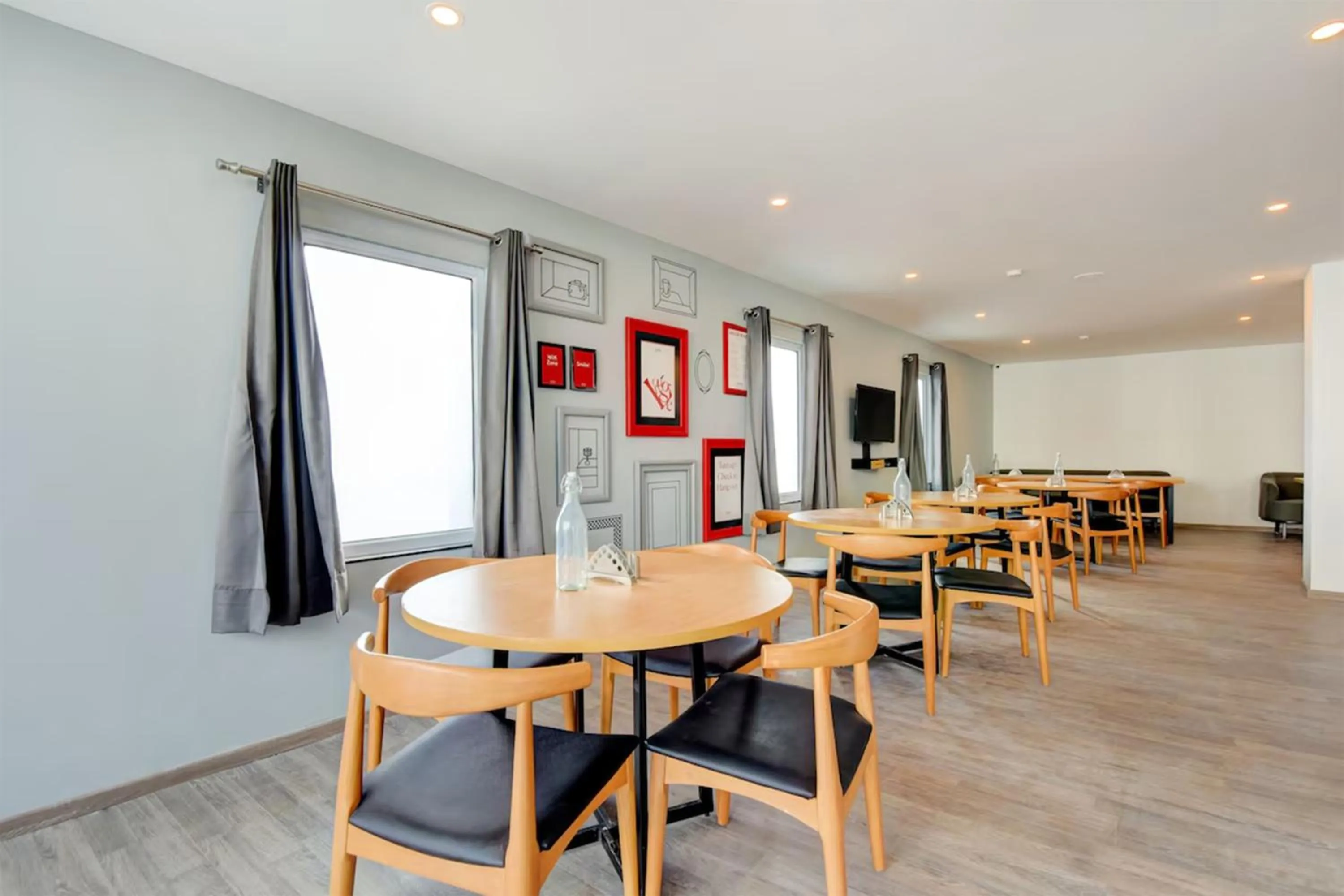 Restaurant/places to eat in Hotel Aravali Inn & Banquet Hall