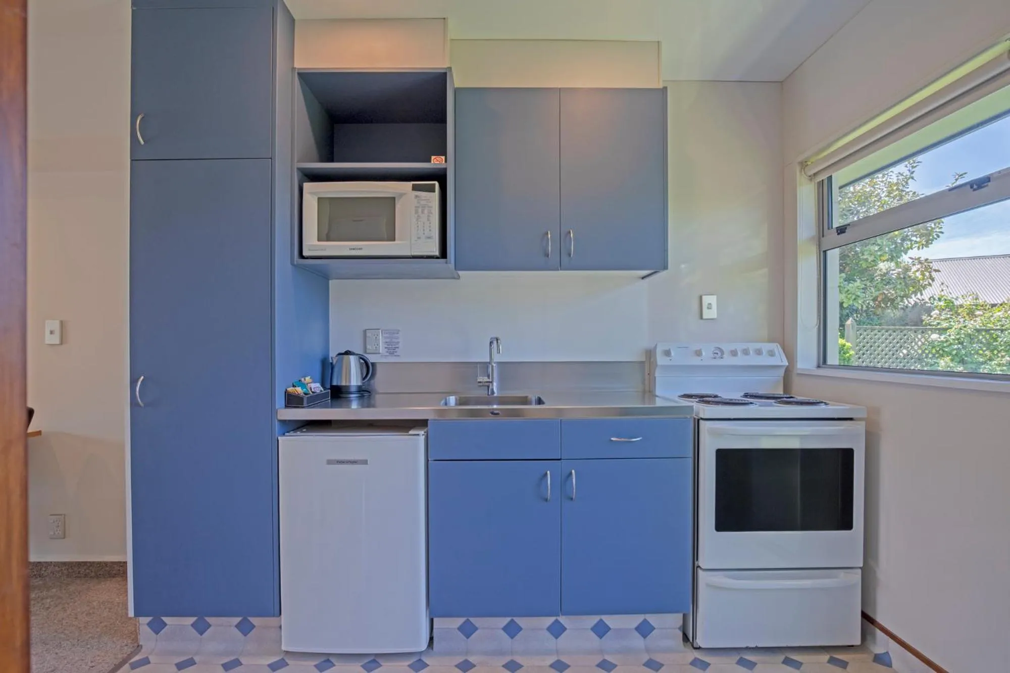 oven in Andorra Motel