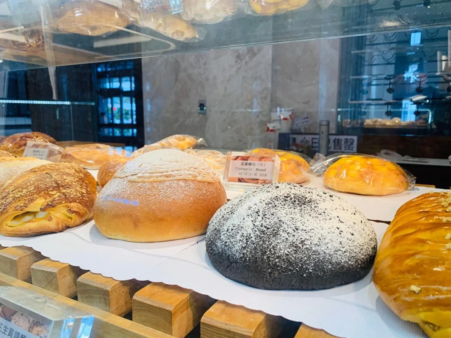 Food and drinks in Golden Lake Hotel