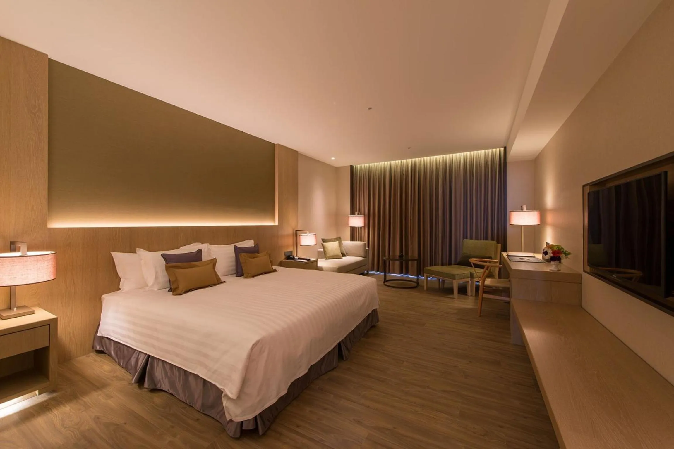 Photo of the whole room, Bed in Golden Lake Hotel