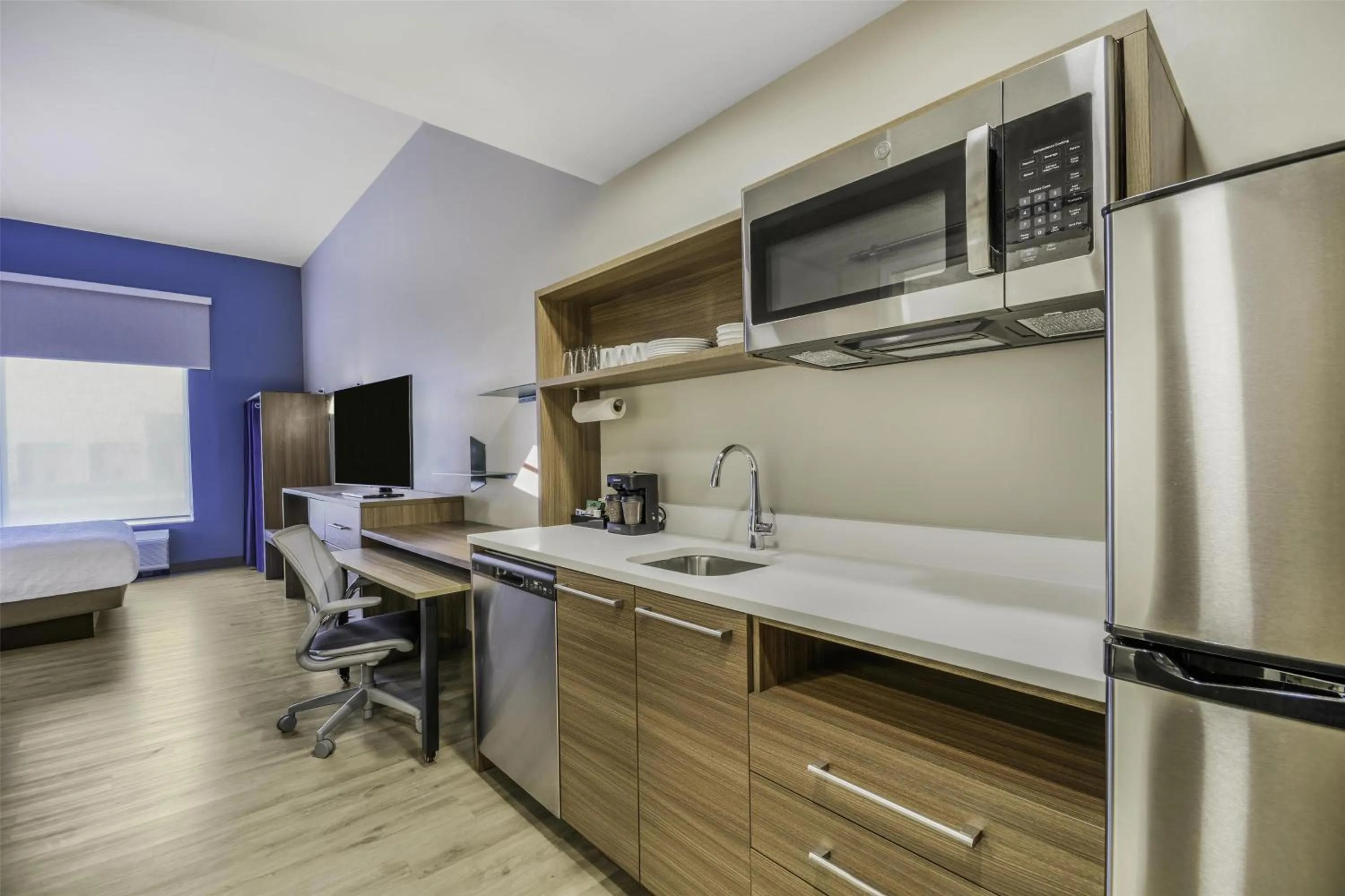 Kitchen or kitchenette in Home2 Suites By Hilton Cincinnati Midtown Oakley