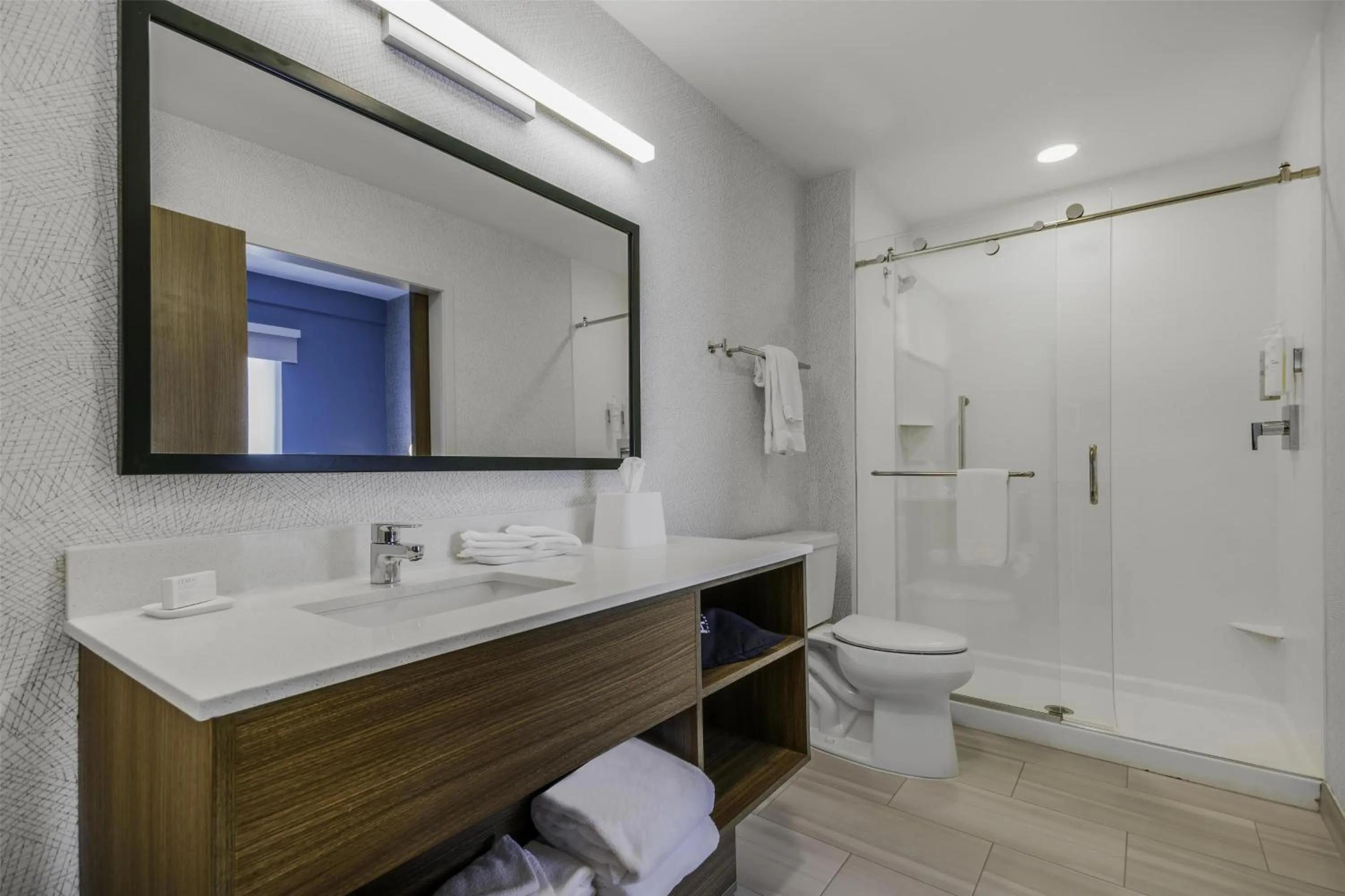 Bathroom in Home2 Suites By Hilton Cincinnati Midtown Oakley