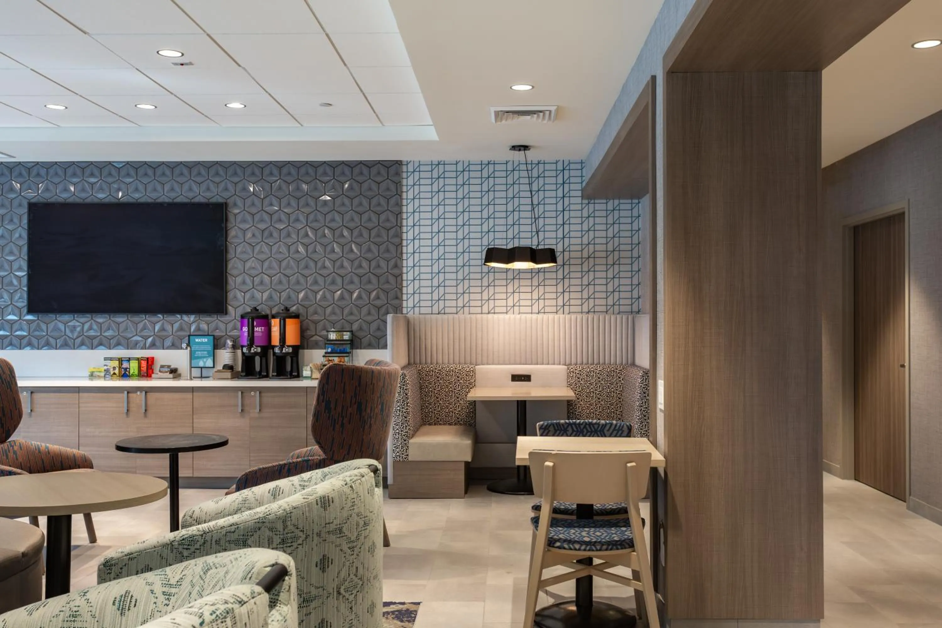 Communal lounge/ TV room in Home2 Suites By Hilton Boone