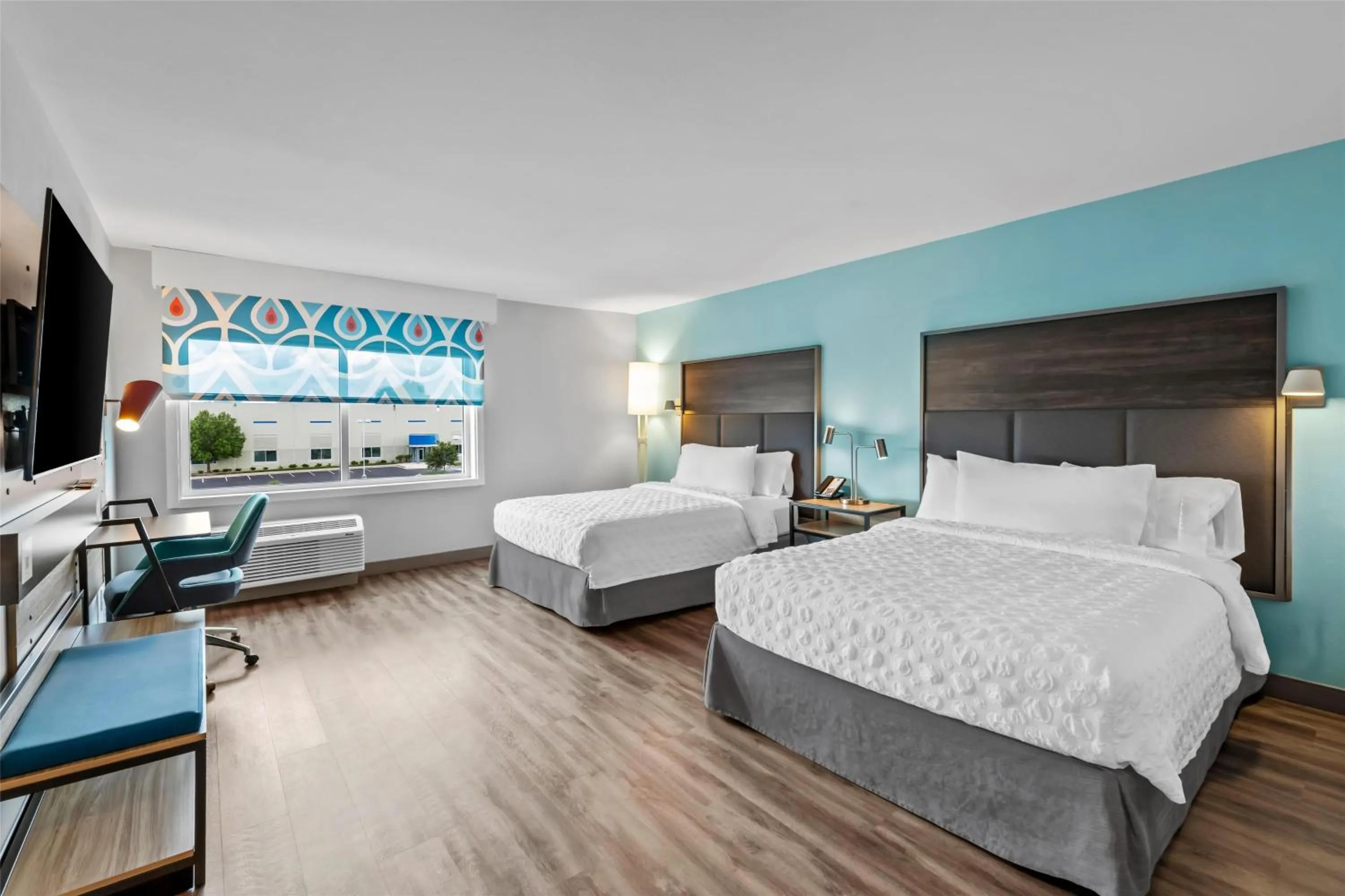 Bed in Tru By Hilton Kansas City Airport