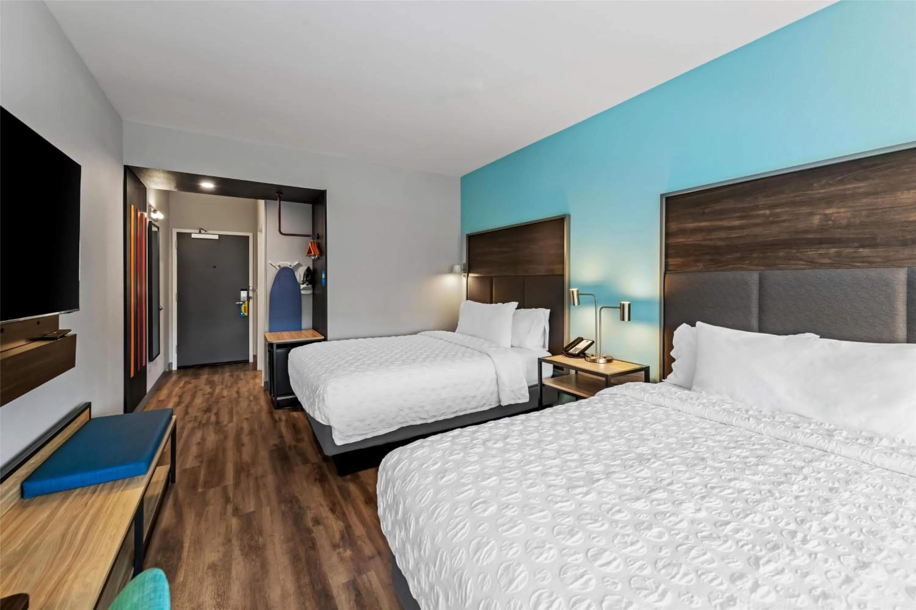 Bed in Tru By Hilton Kansas City Airport