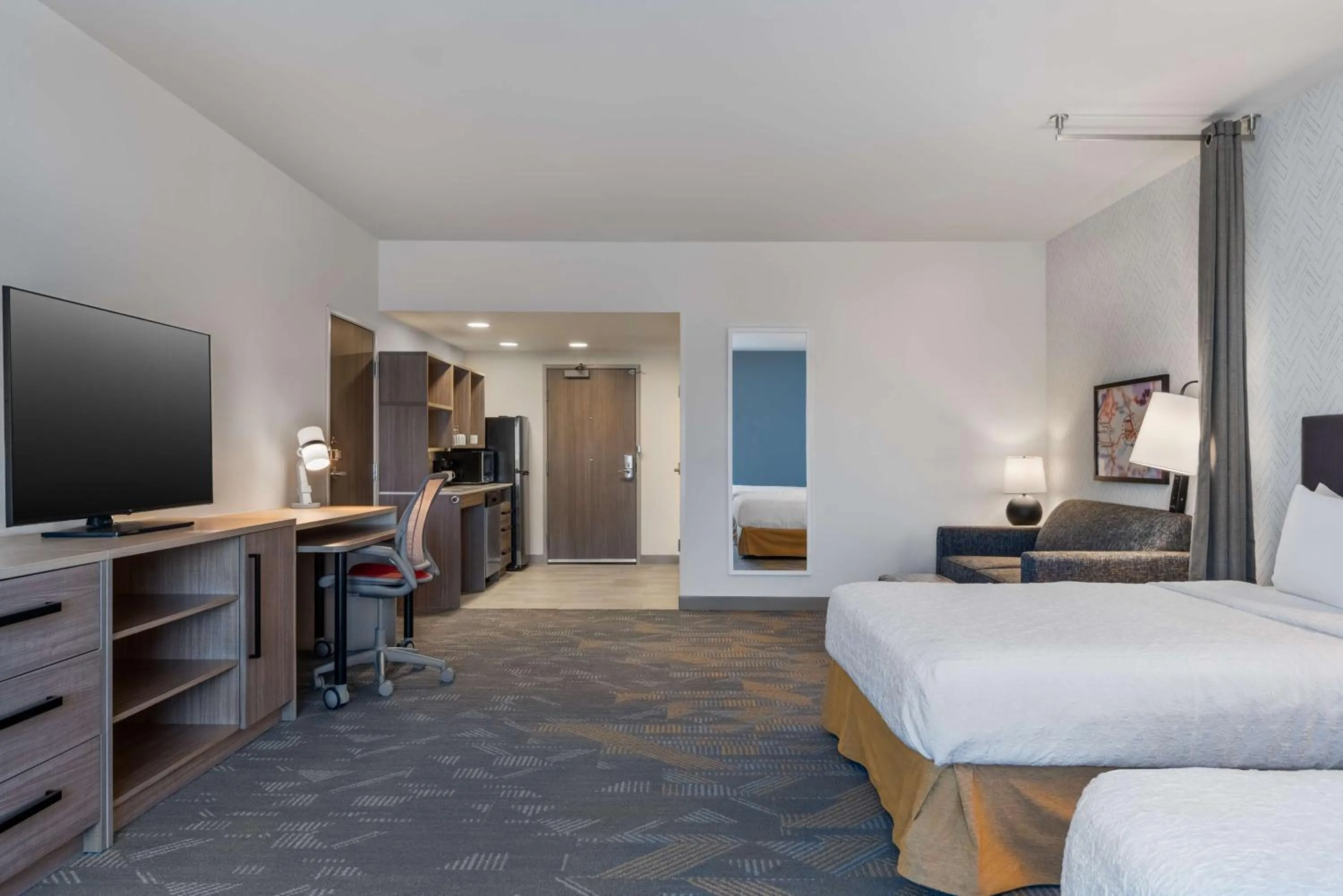 Living room, Bed in Home2 Suites By Hilton Troy, Al