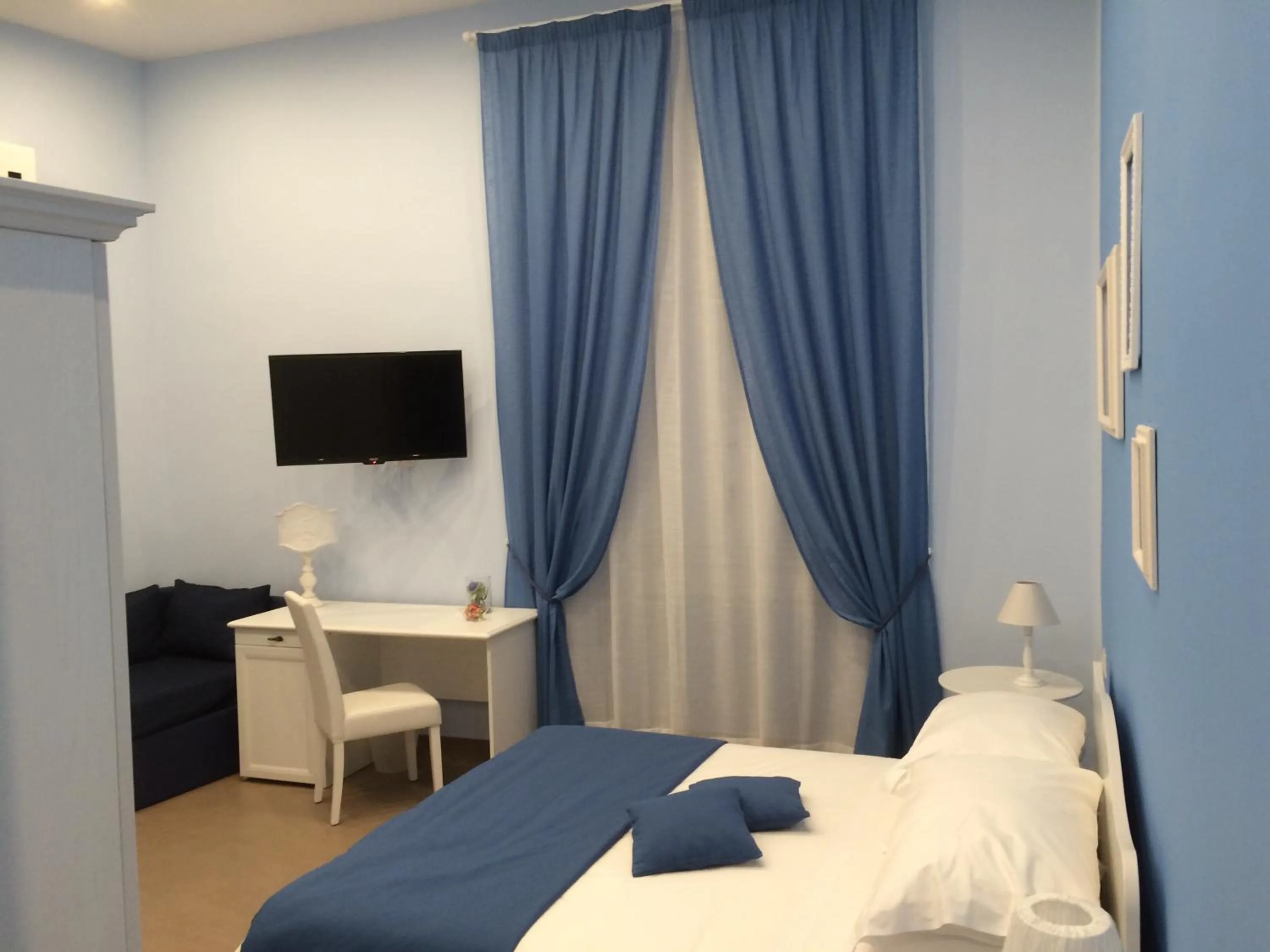 Photo of the whole room, Bed in La Baia Di Partenope