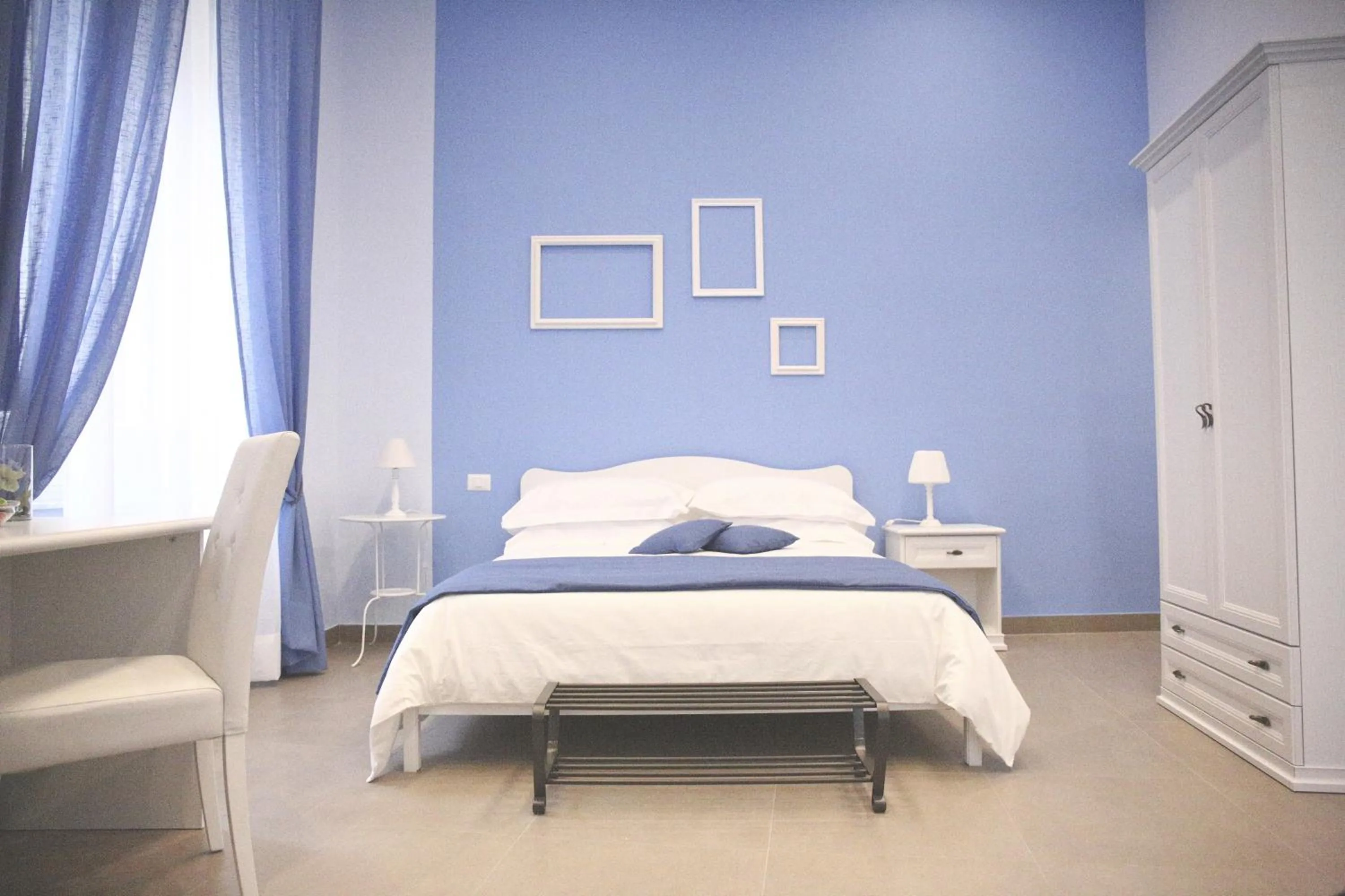 Photo of the whole room, Bed in La Baia Di Partenope