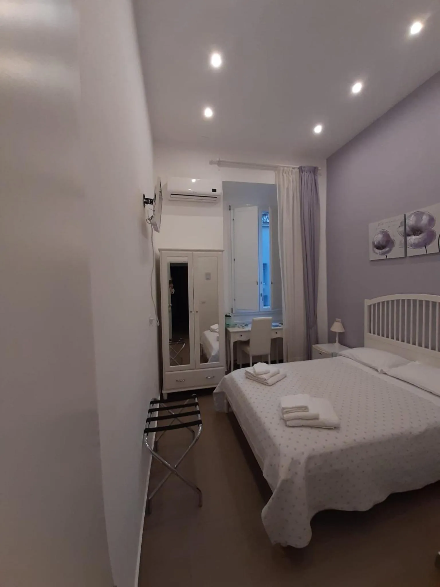 Photo of the whole room, Bed in La Baia Di Partenope