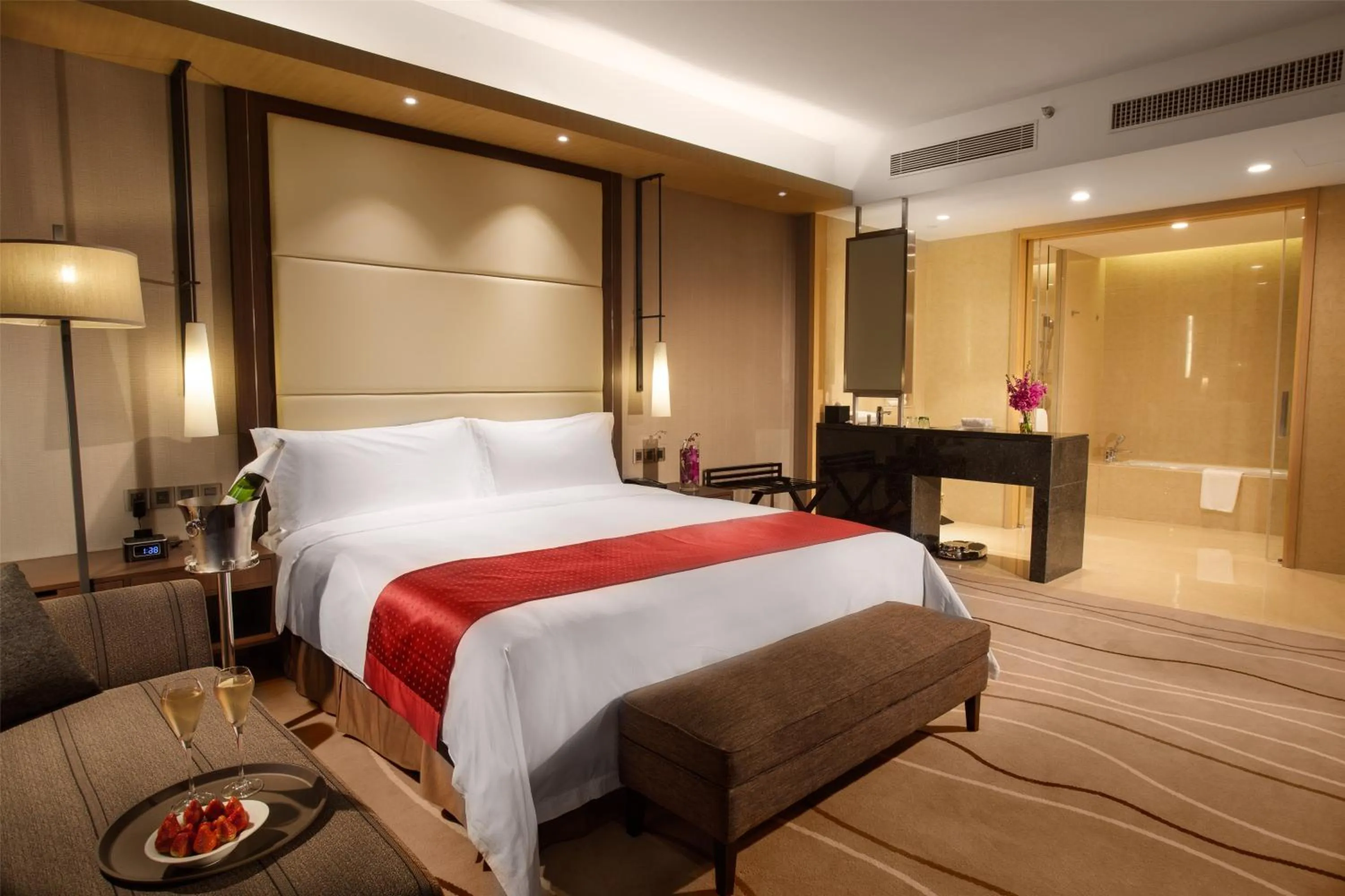 Photo of the whole room, Bed in Holiday Inn Putian Xiuyu by IHG
