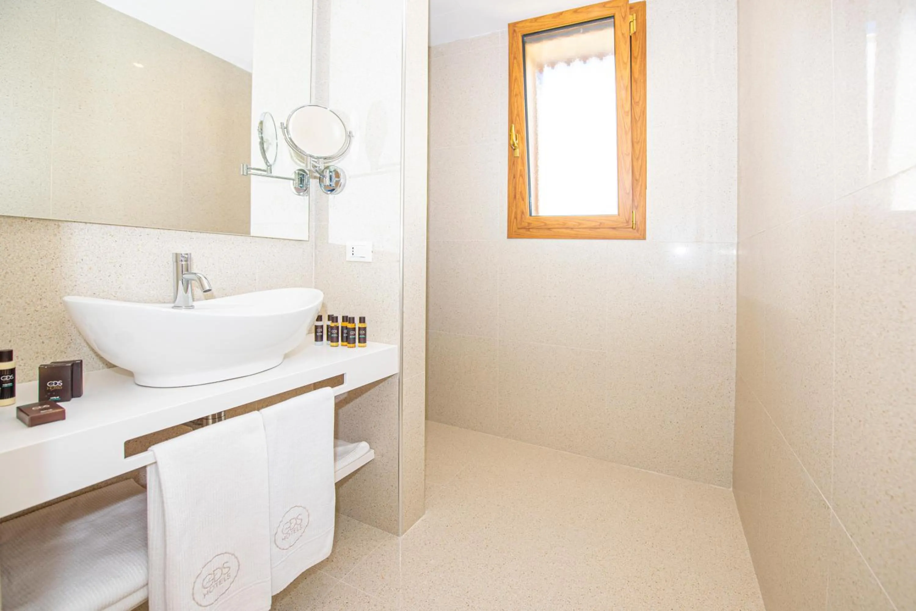 Bathroom in Marelive - CDSHotels