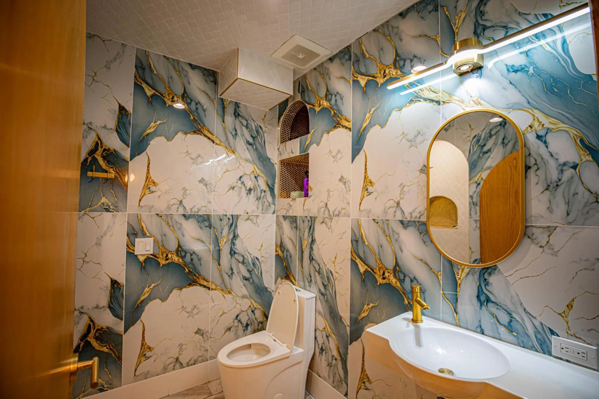 Social Stays - Santa Barbara's FIRST hostel on State Street