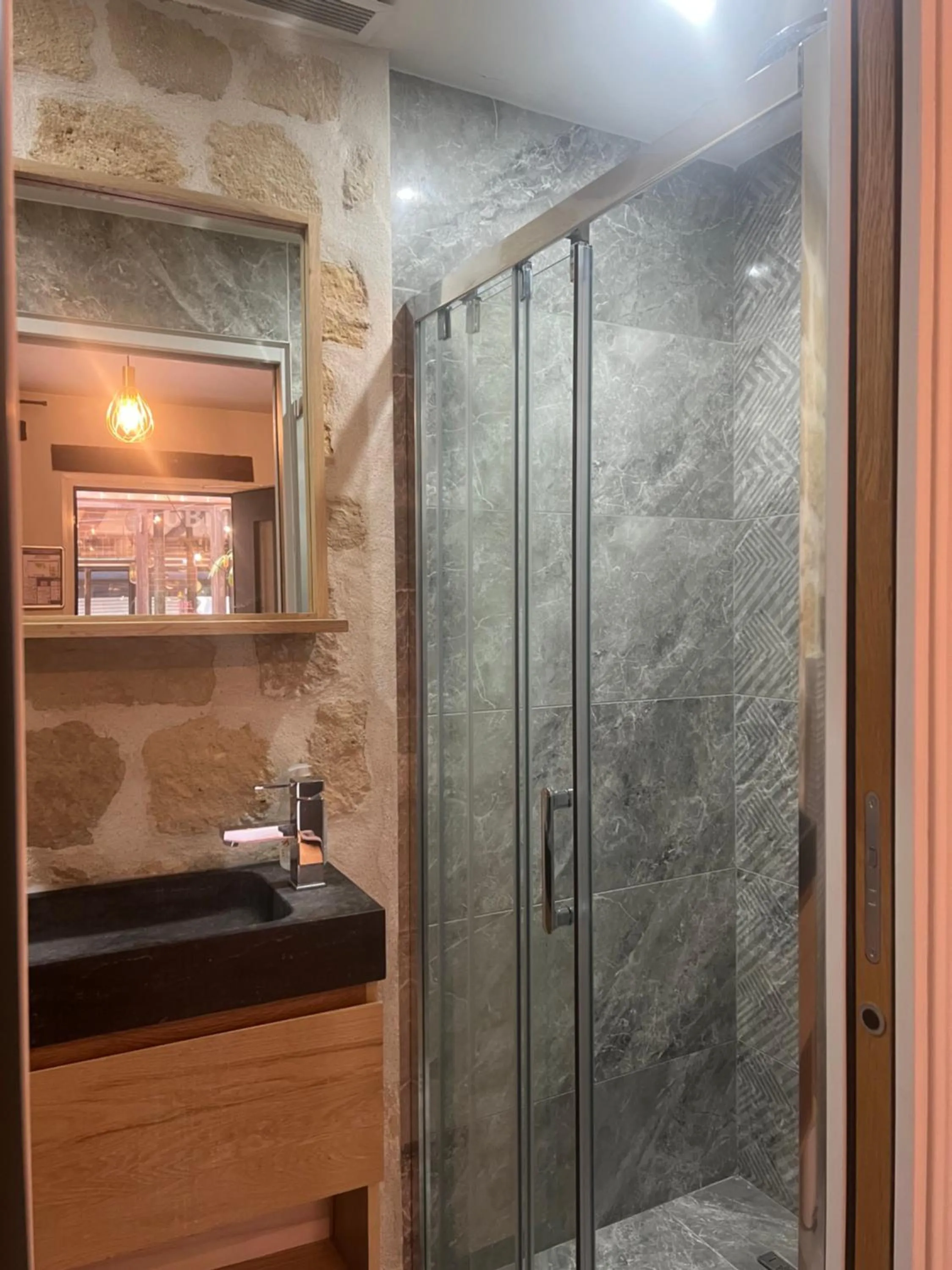 Bathroom in FRATERNiTY-HOTEL