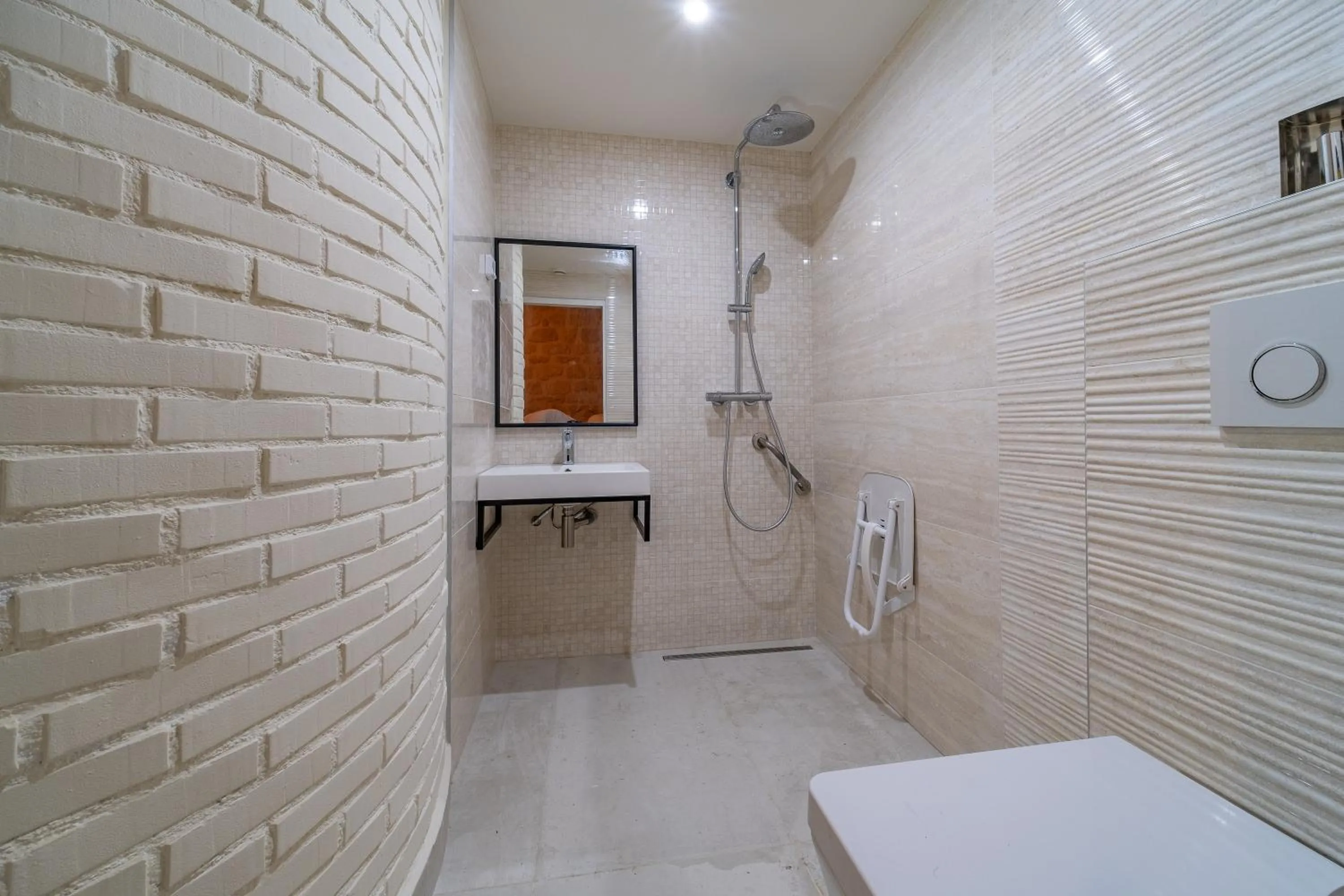 Shower in FRATERNiTY-HOTEL