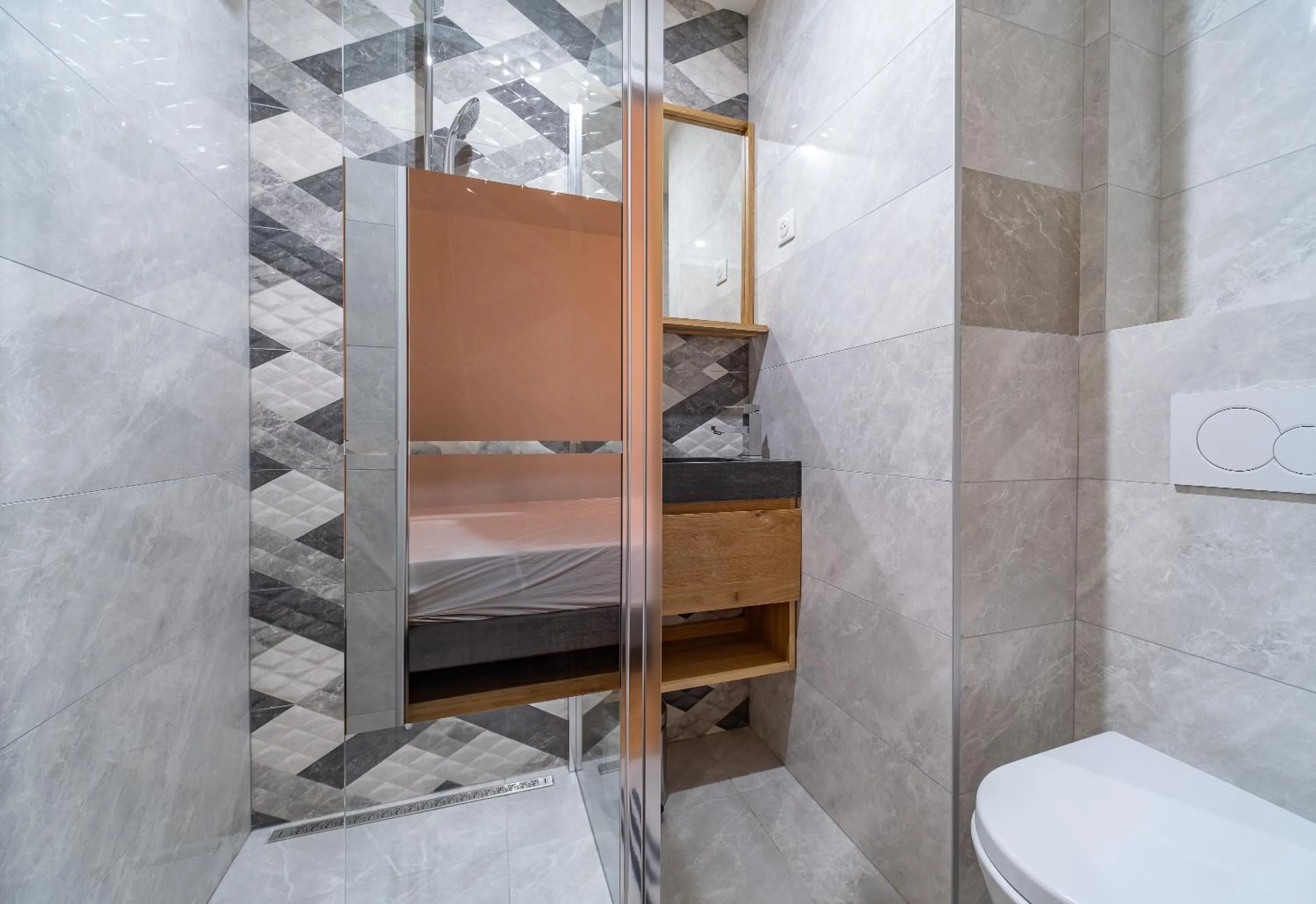 Shower in FRATERNiTY-HOTEL
