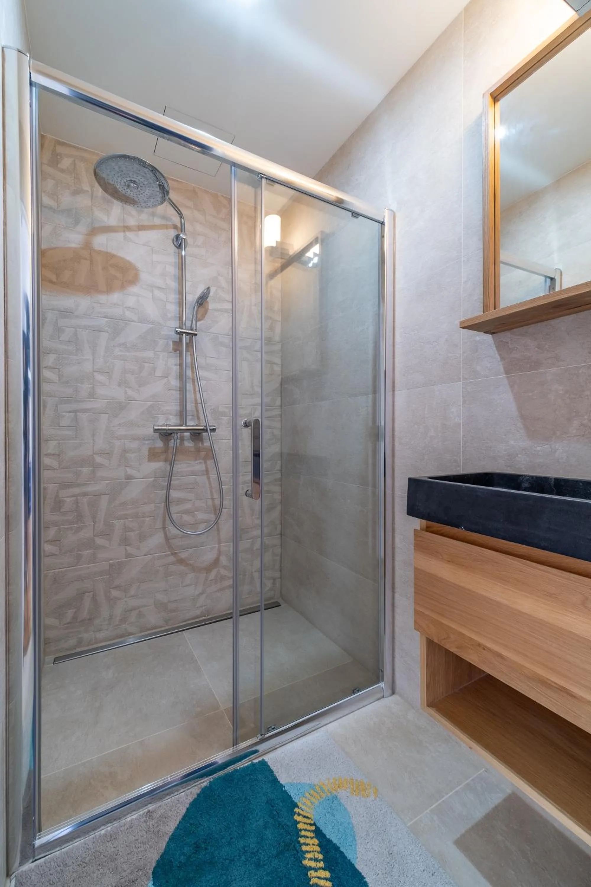Shower in FRATERNiTY-HOTEL