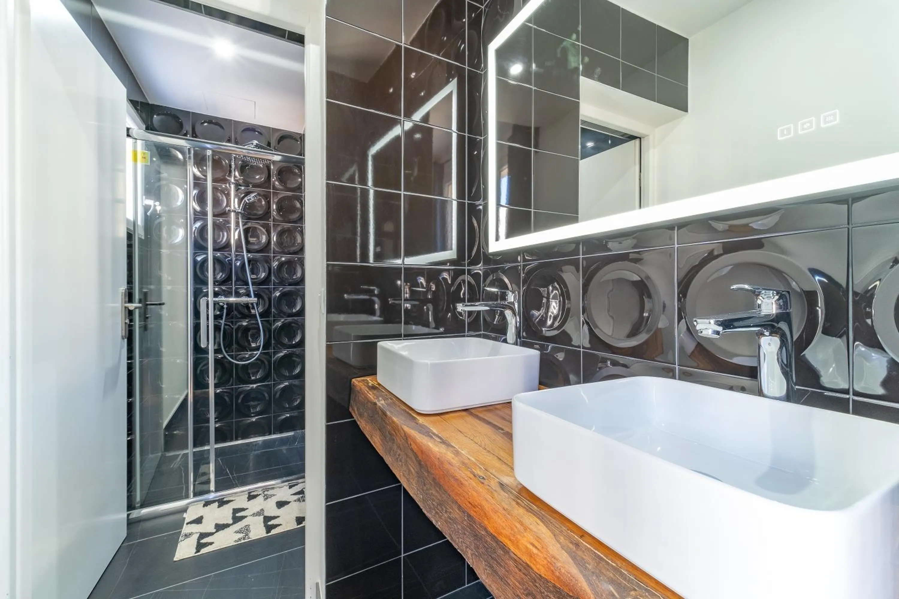 Shower in FRATERNiTY-HOTEL