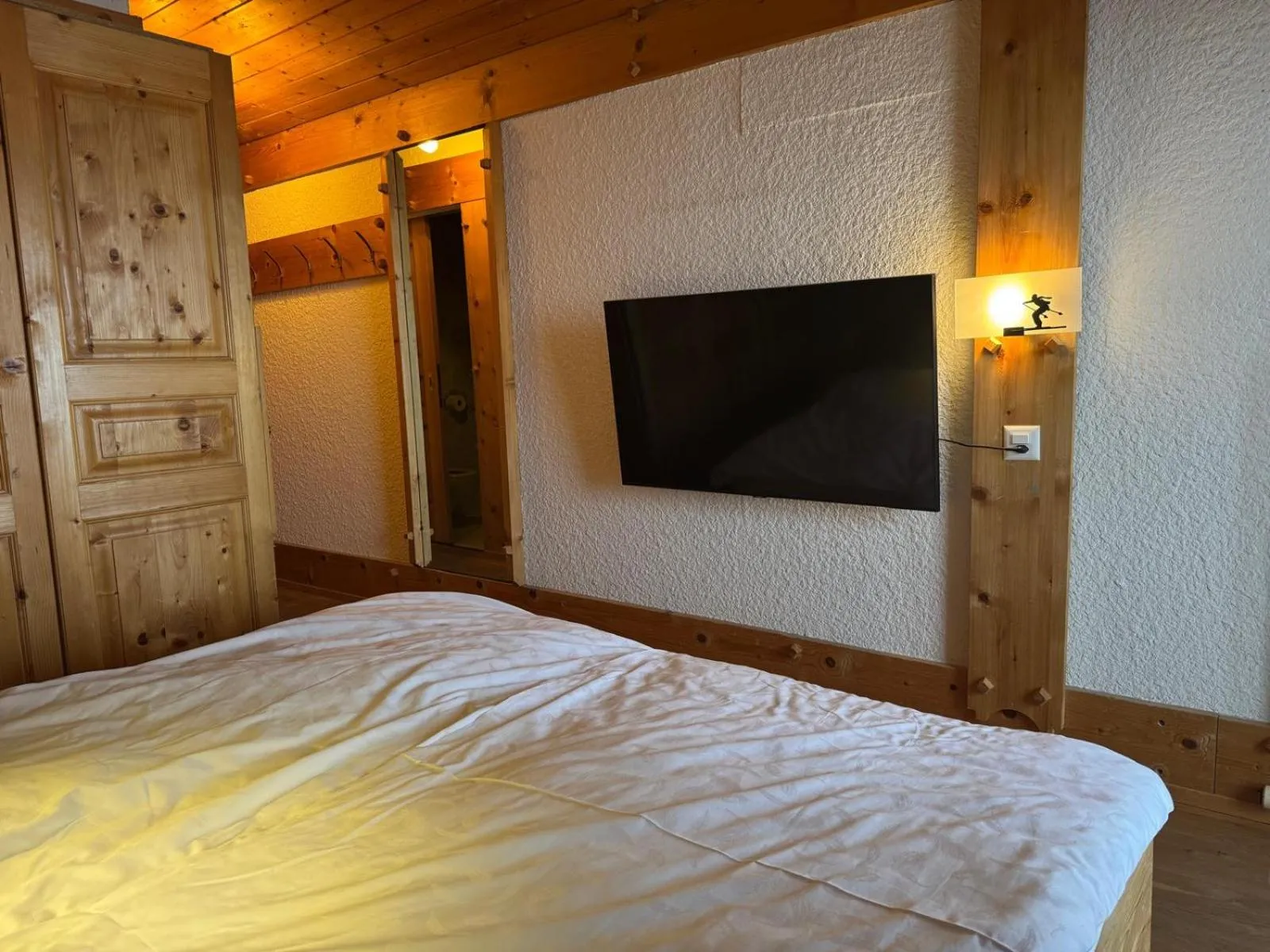Bedroom, Bed in Apartment 162 - Bristol