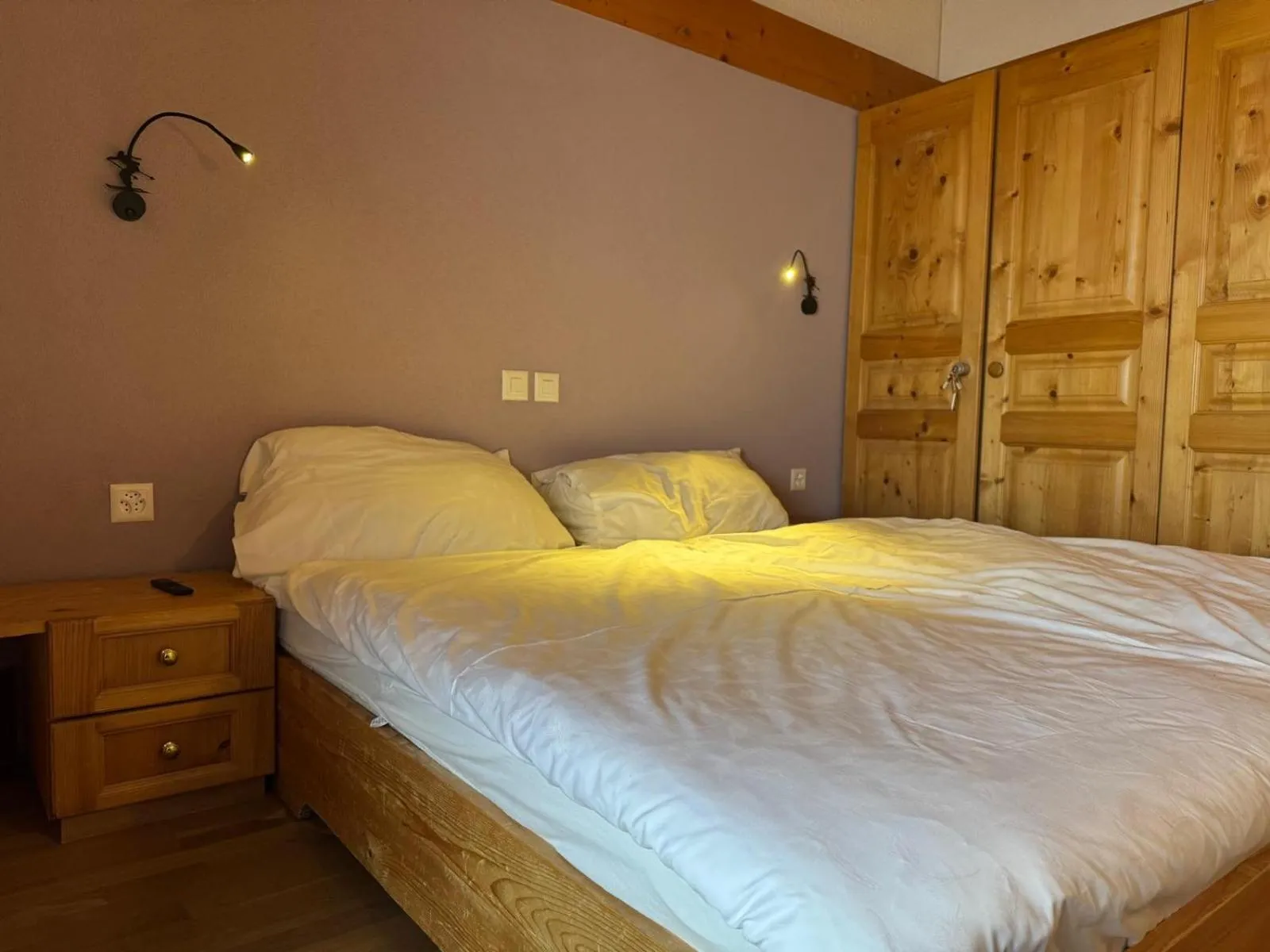 Bedroom, Bed in Apartment 162 - Bristol