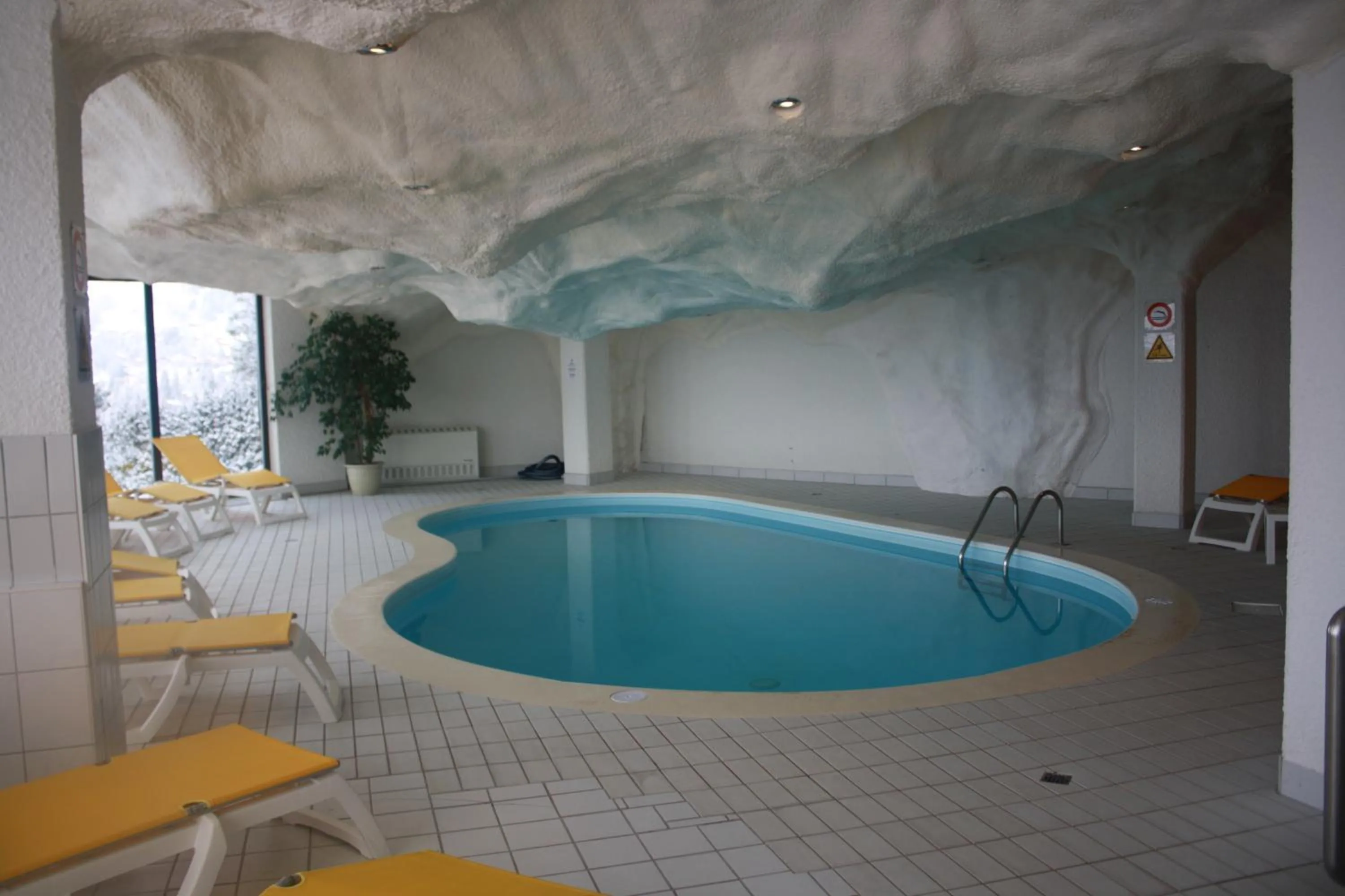 Swimming pool in Apartment 162 - Bristol