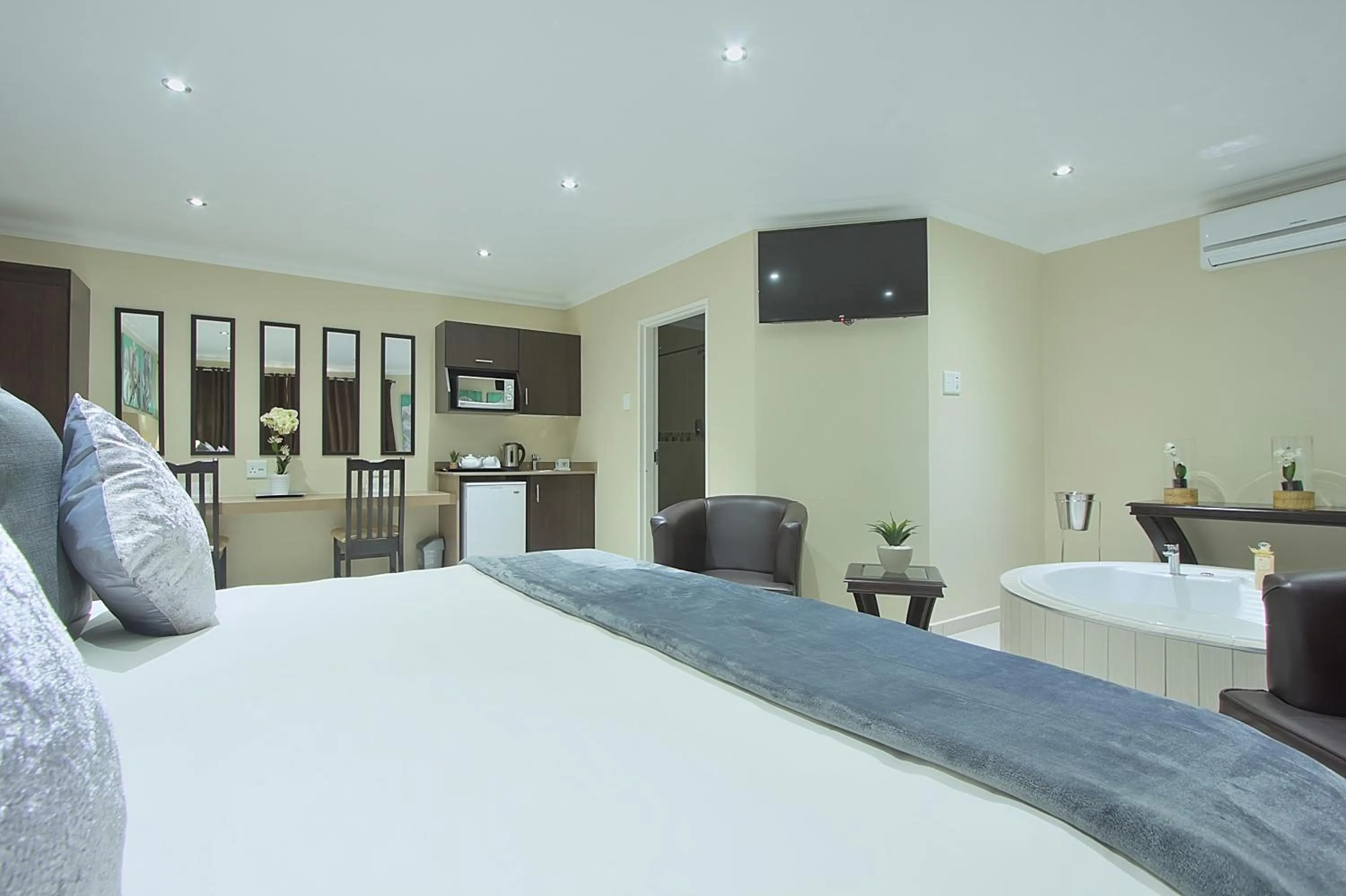 Bathroom, Bed in Gecko Inn