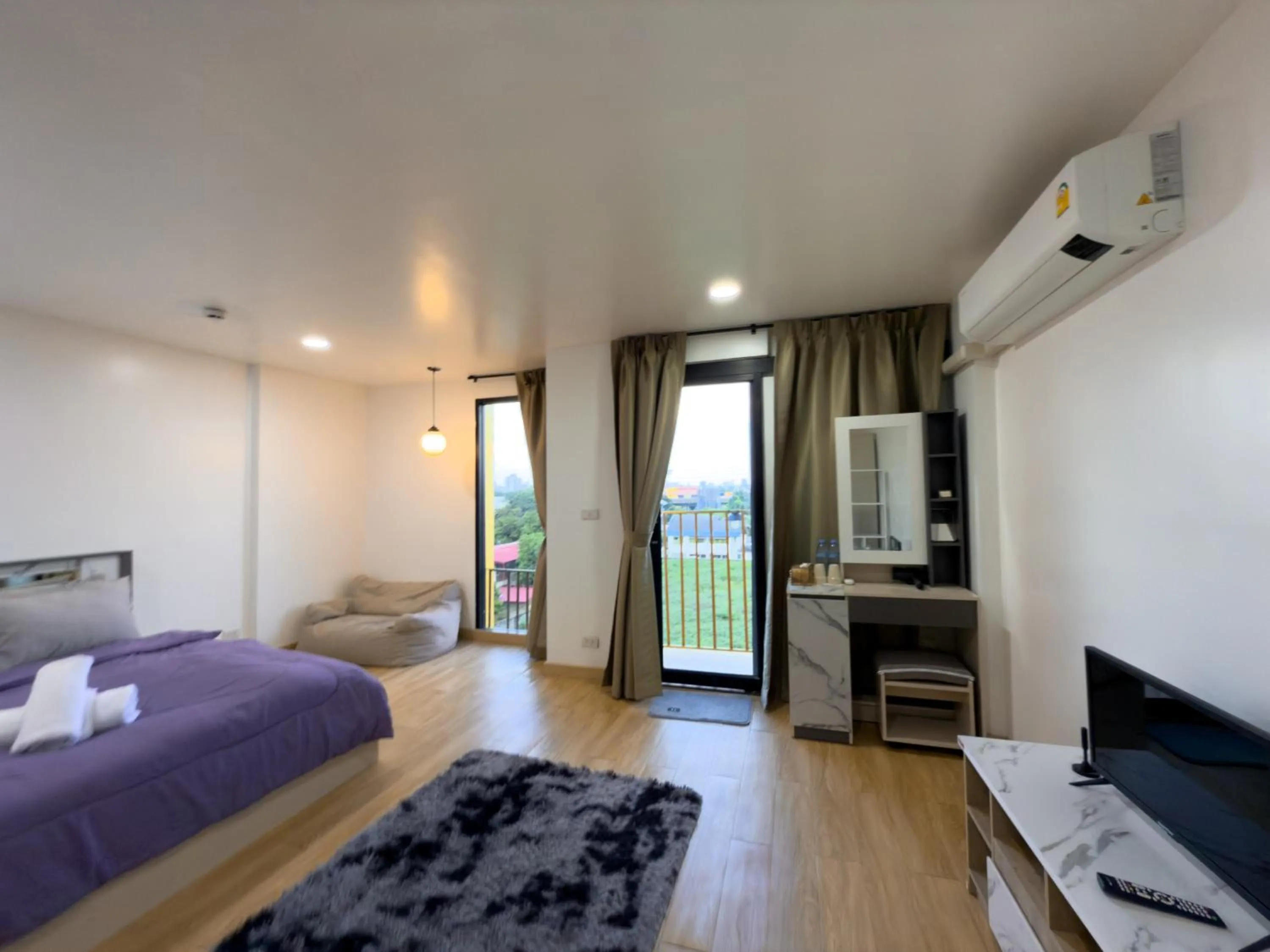 Balcony/Terrace, Bed in Breezewood Bangkok Hotel