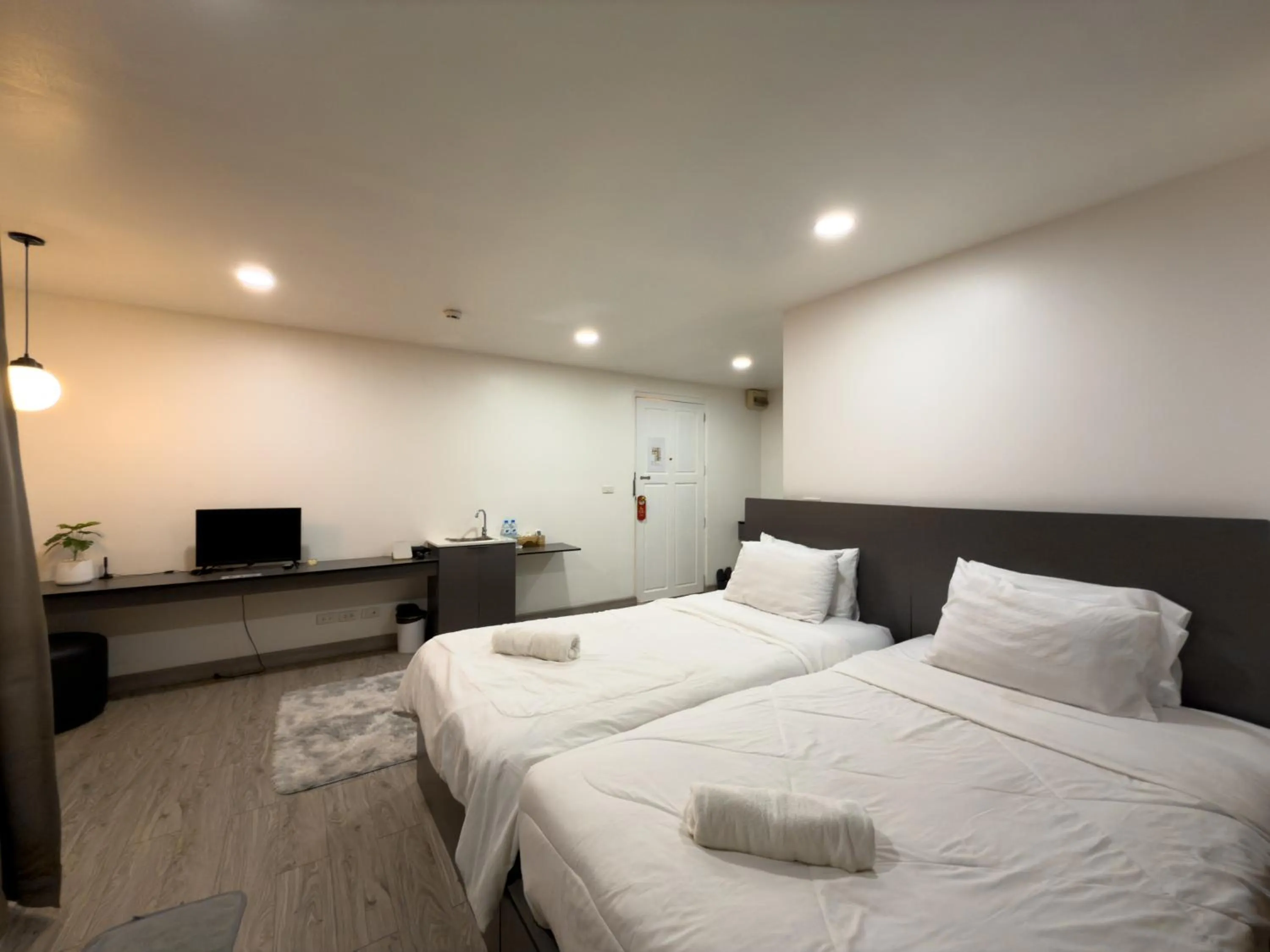 Bed in Breezewood Bangkok Hotel