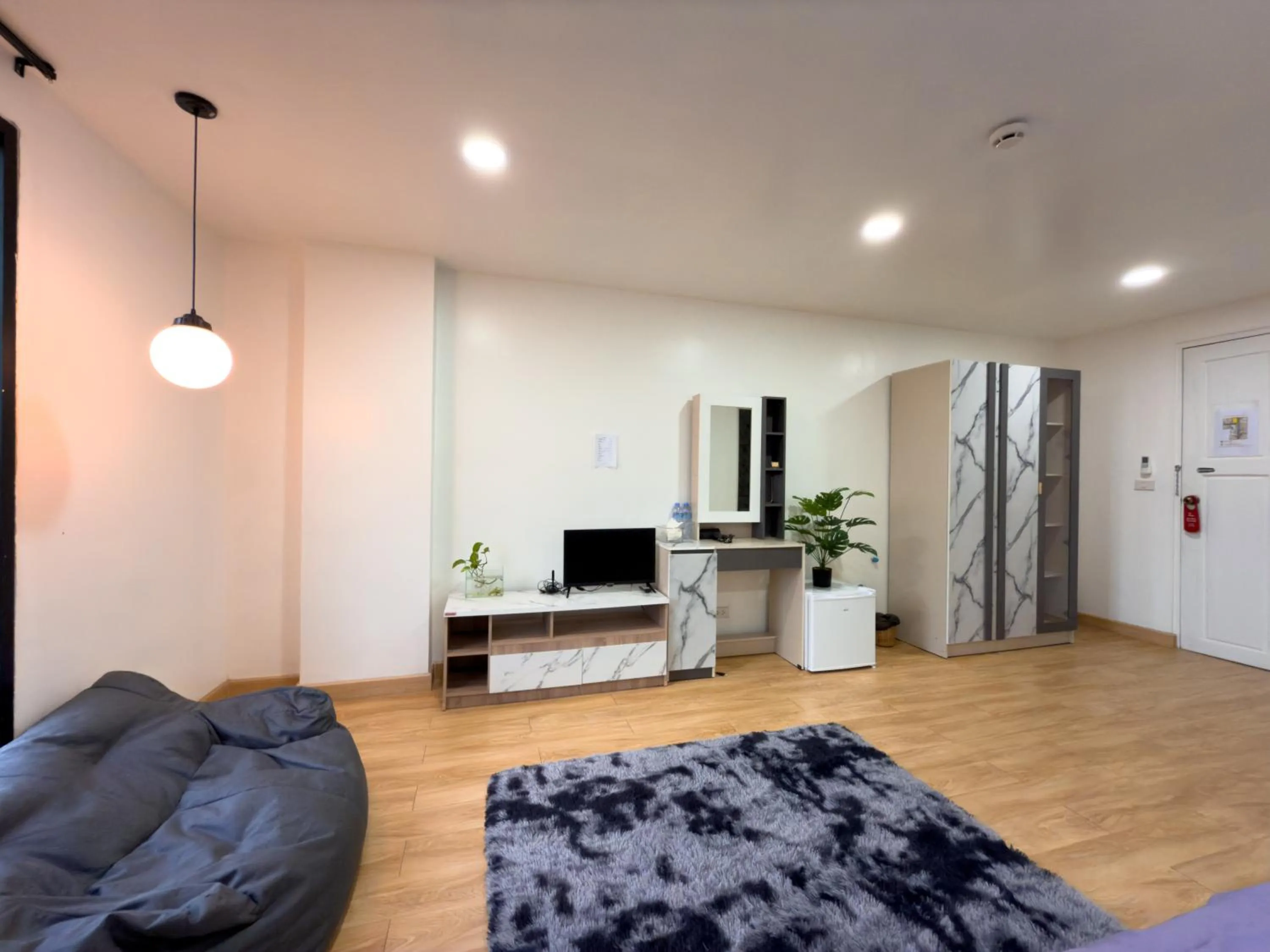 Communal lounge/ TV room in Breezewood Bangkok Hotel