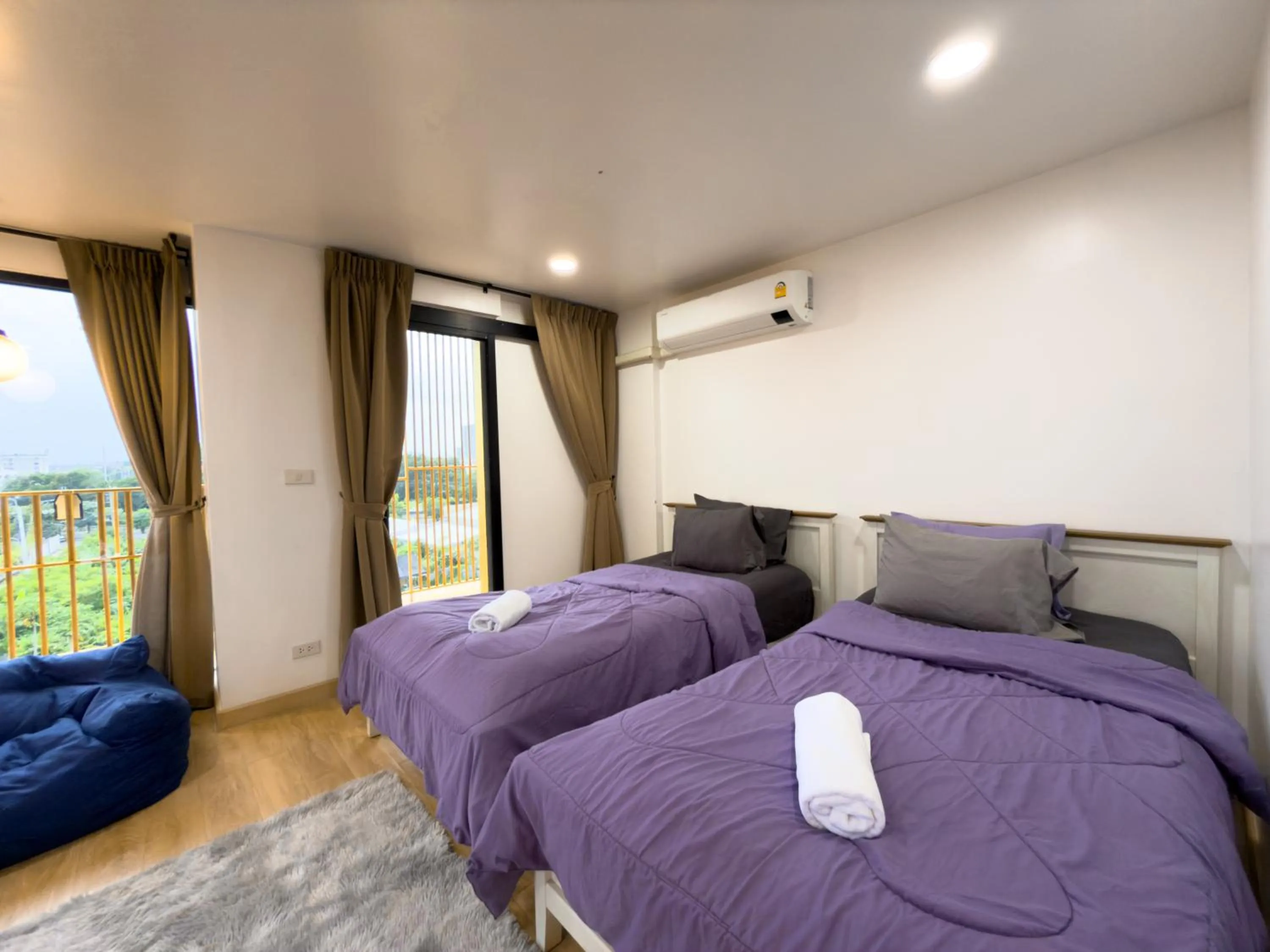 Bed in Breezewood Bangkok Hotel