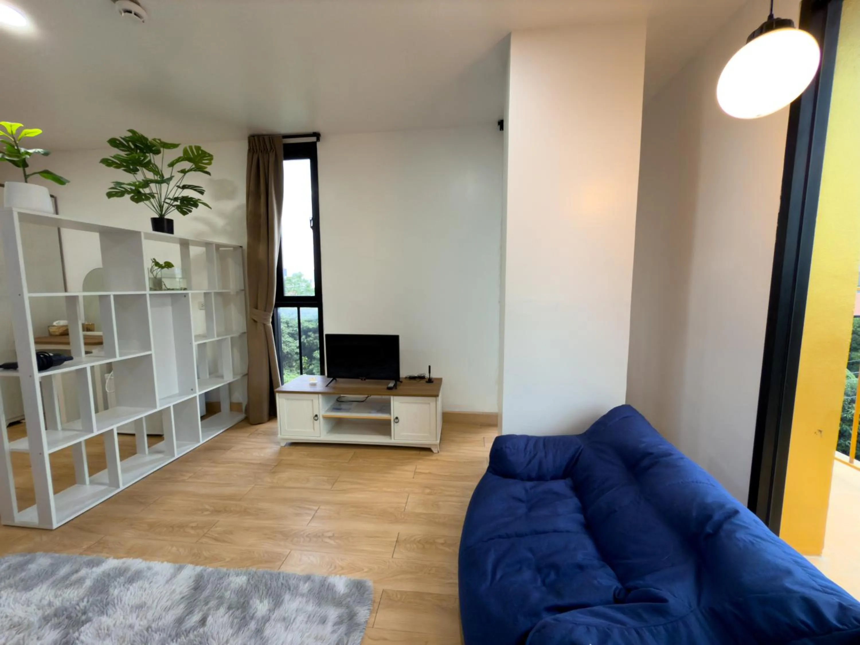 Communal lounge/ TV room in Breezewood Bangkok Hotel