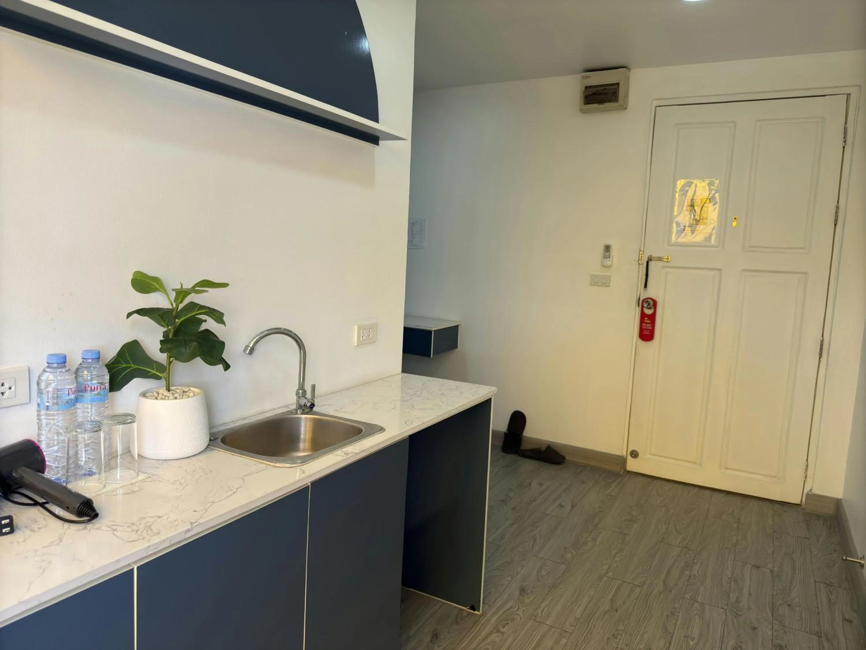 Kitchen or kitchenette in Breezewood Bangkok Hotel