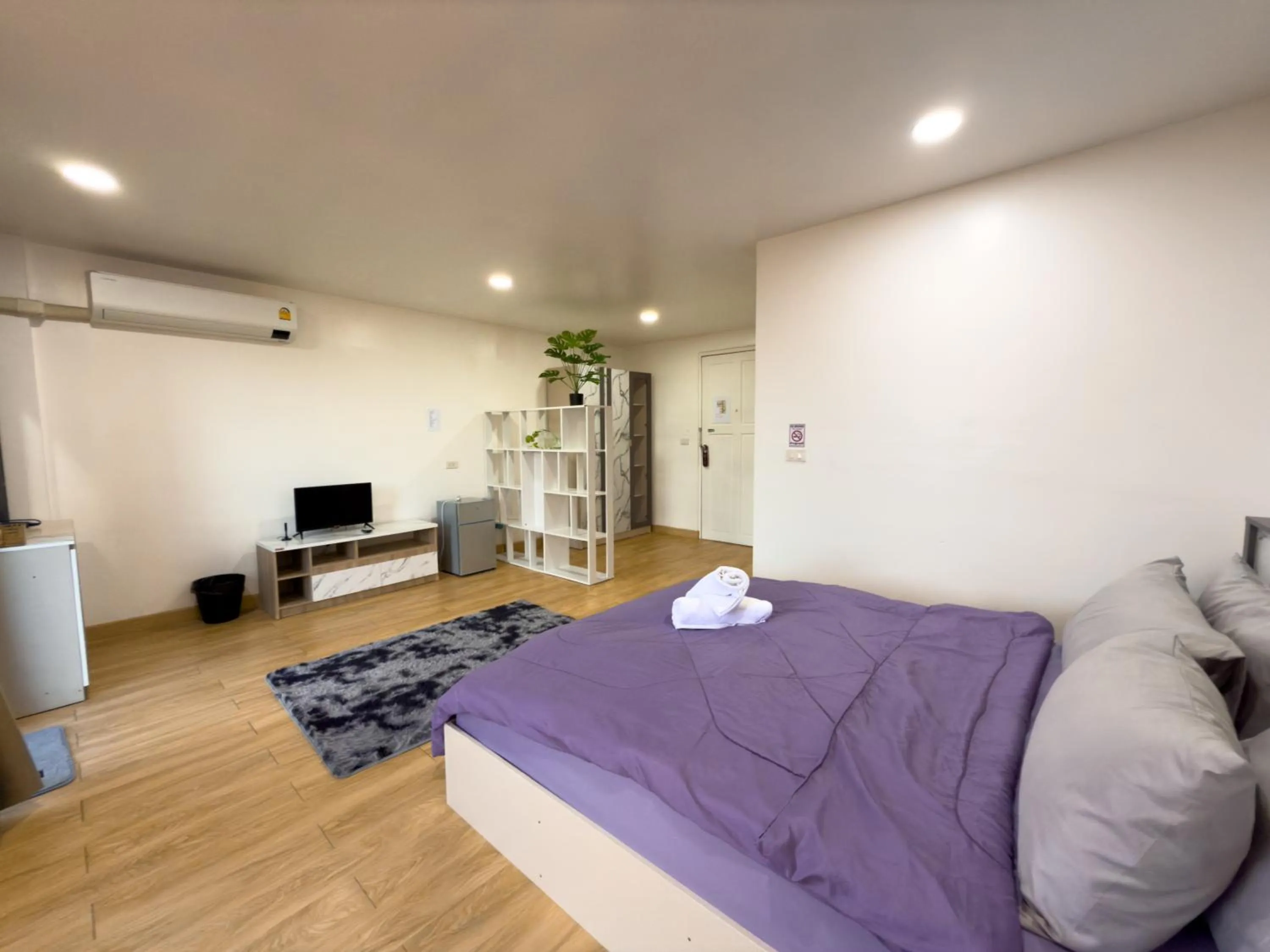 Photo of the whole room, Bed in Breezewood Bangkok Hotel