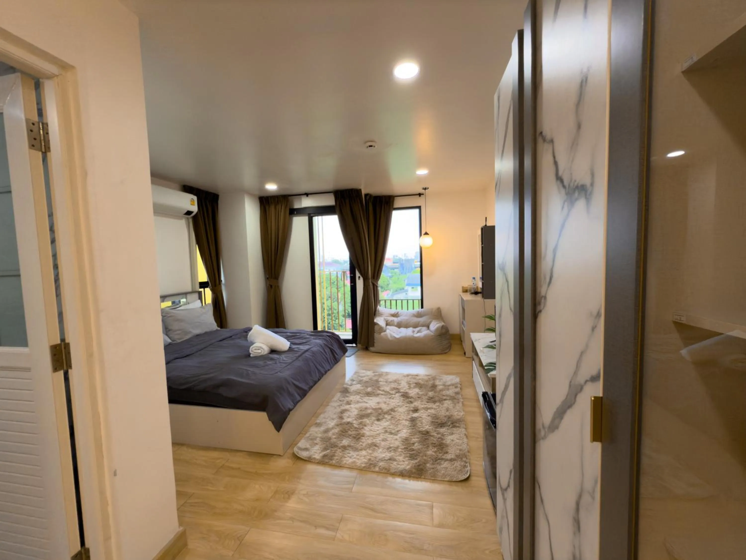 Bed in Breezewood Bangkok Hotel