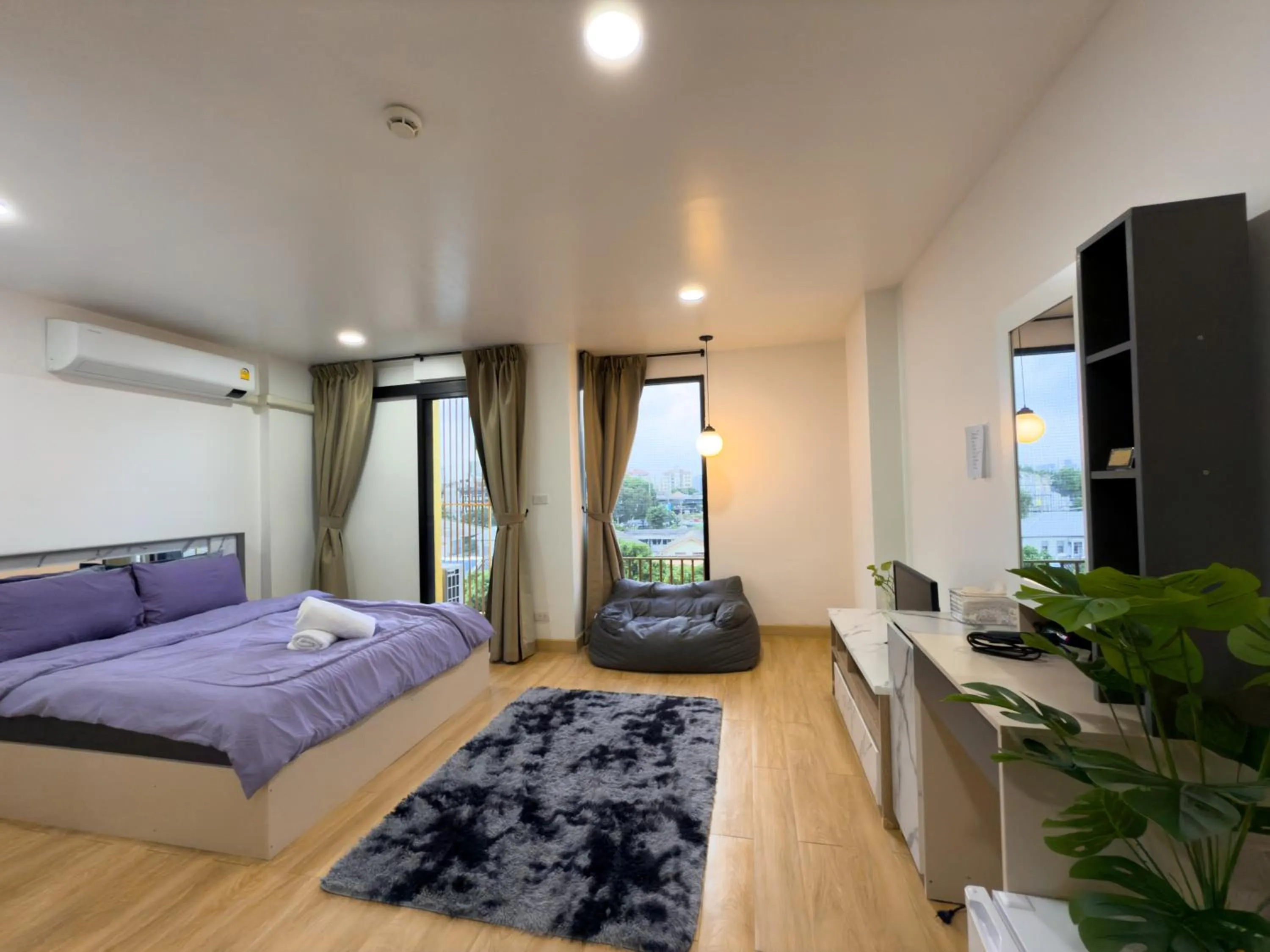 Photo of the whole room, Bed in Breezewood Bangkok Hotel