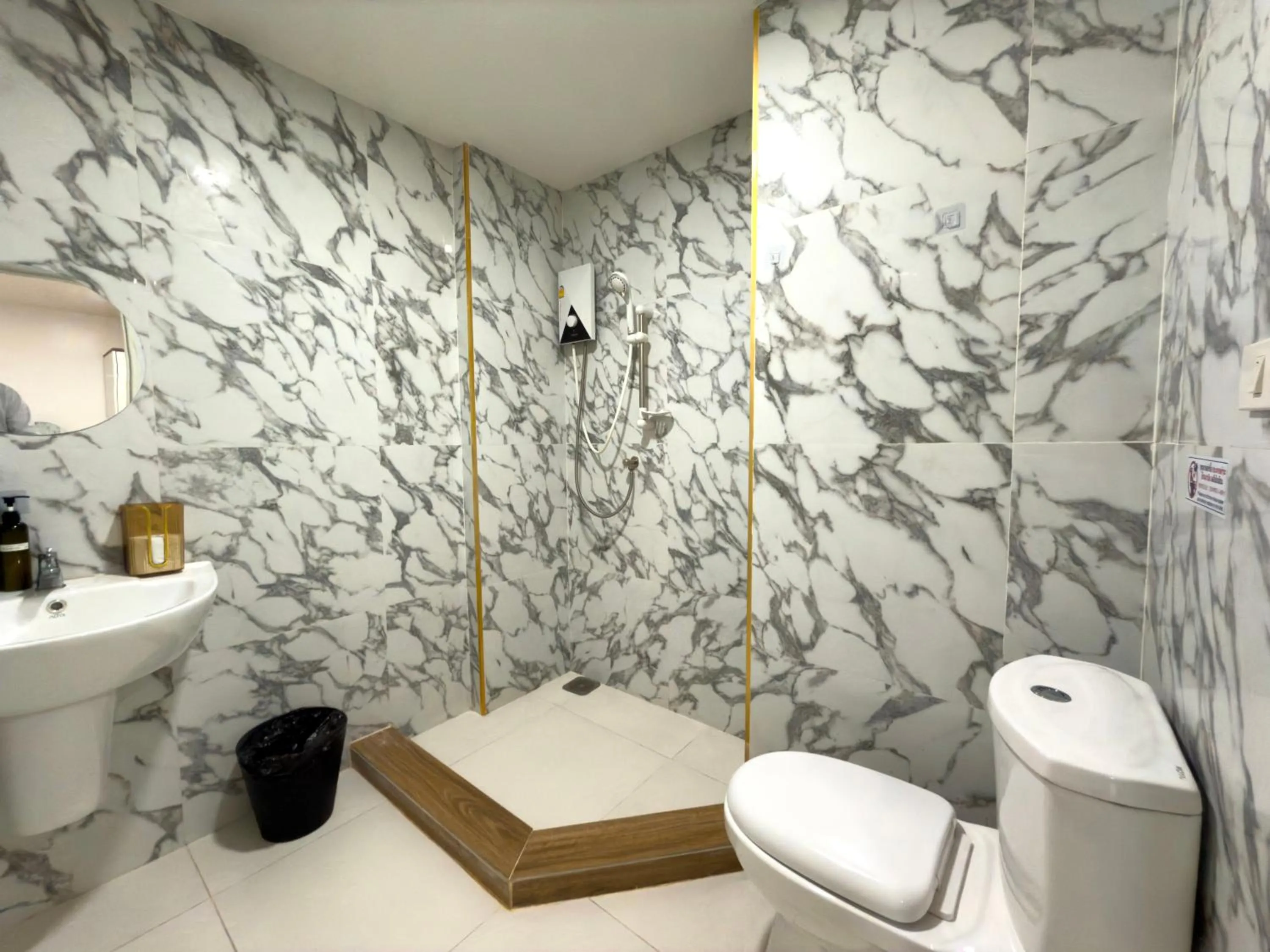 Shower in Breezewood Bangkok Hotel