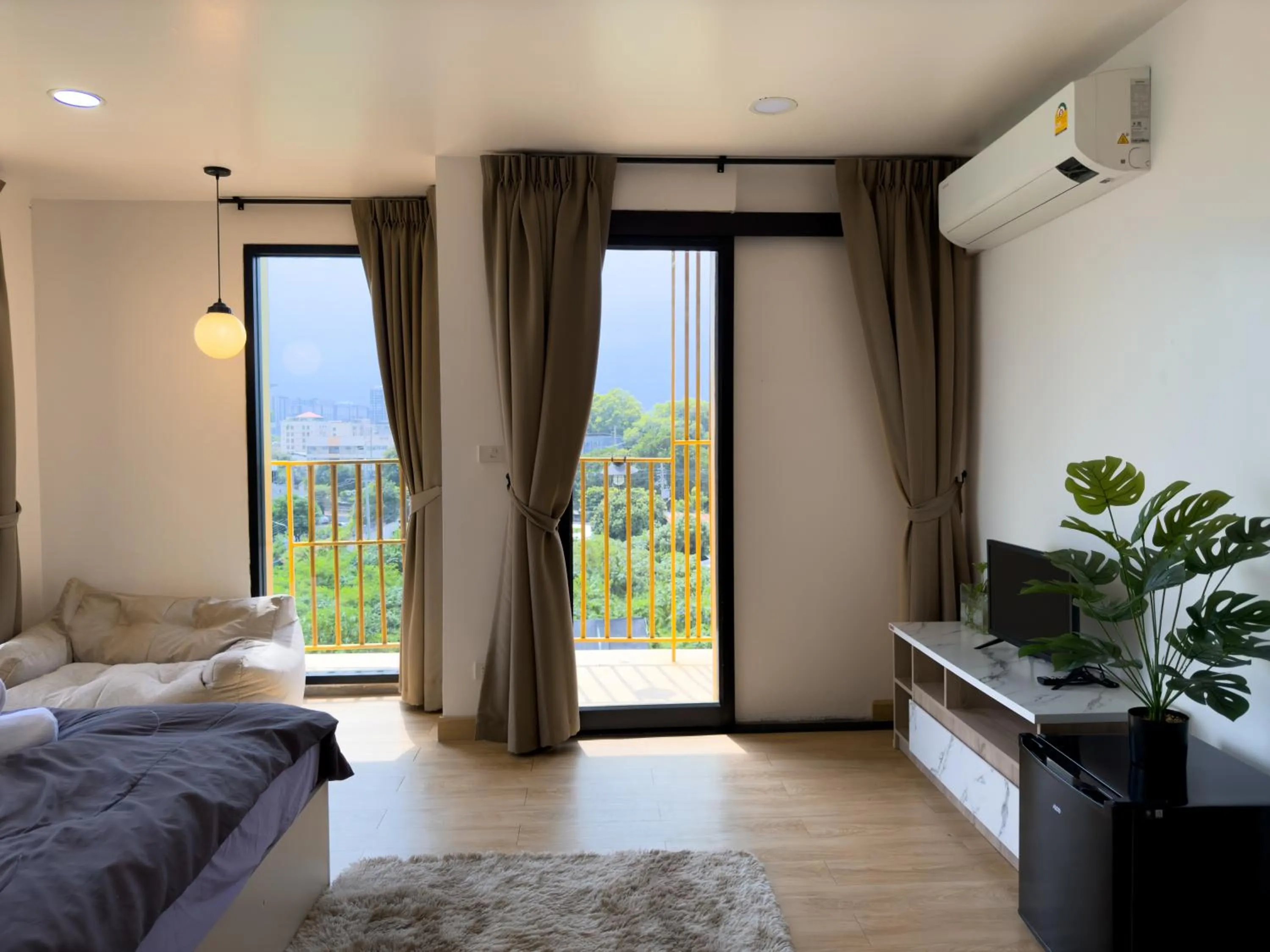 Bed in Breezewood Bangkok Hotel