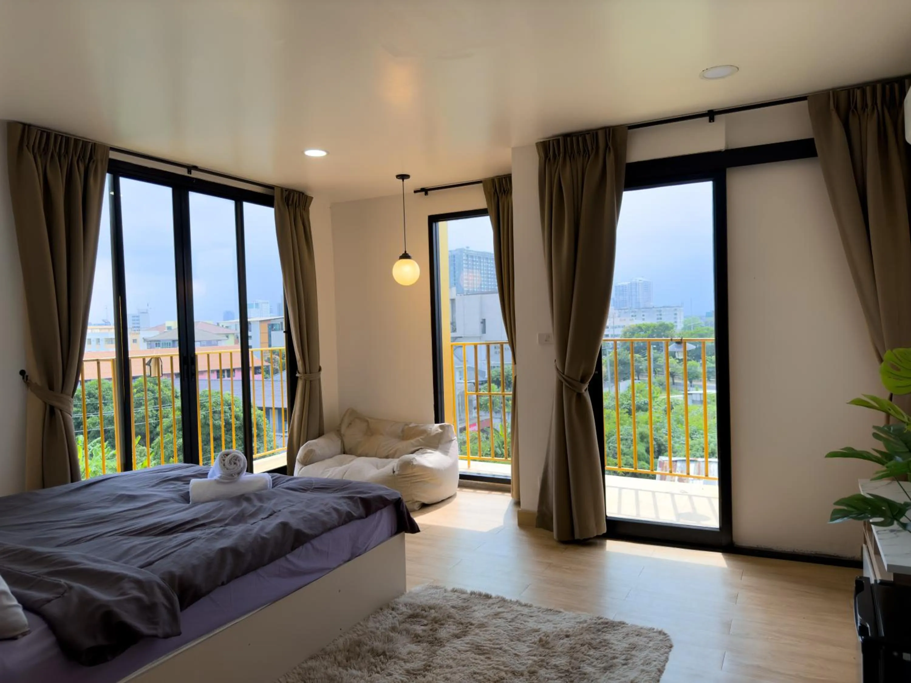 Bed in Breezewood Bangkok Hotel