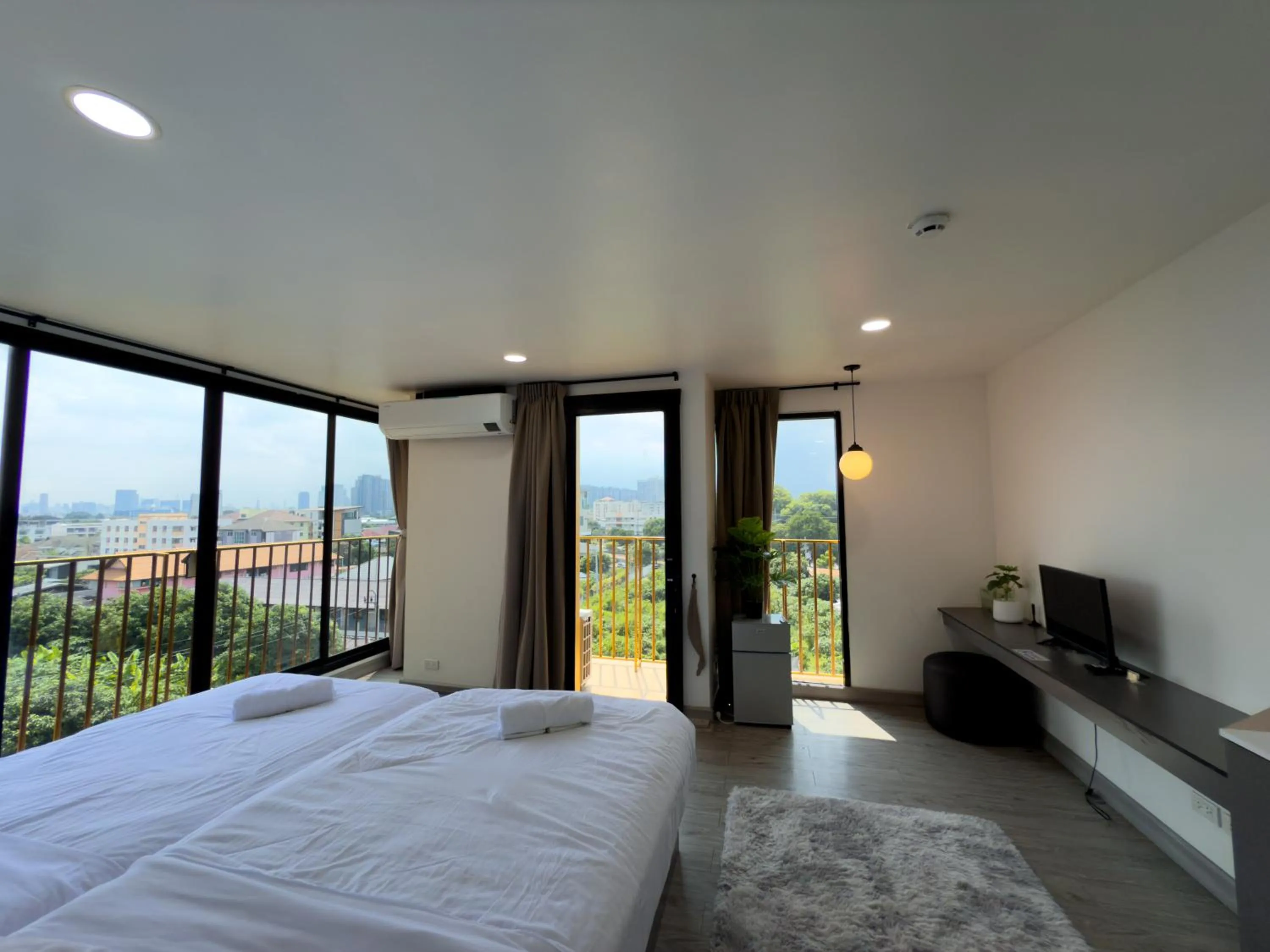 Photo of the whole room, Bed in Breezewood Bangkok Hotel