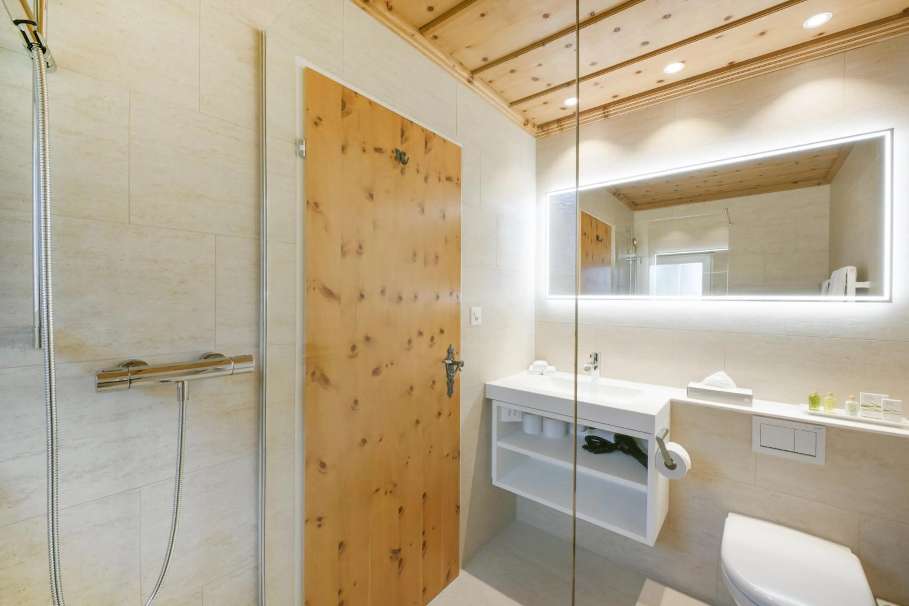 Toilet in Hotel Seehof direkt am Heidsee