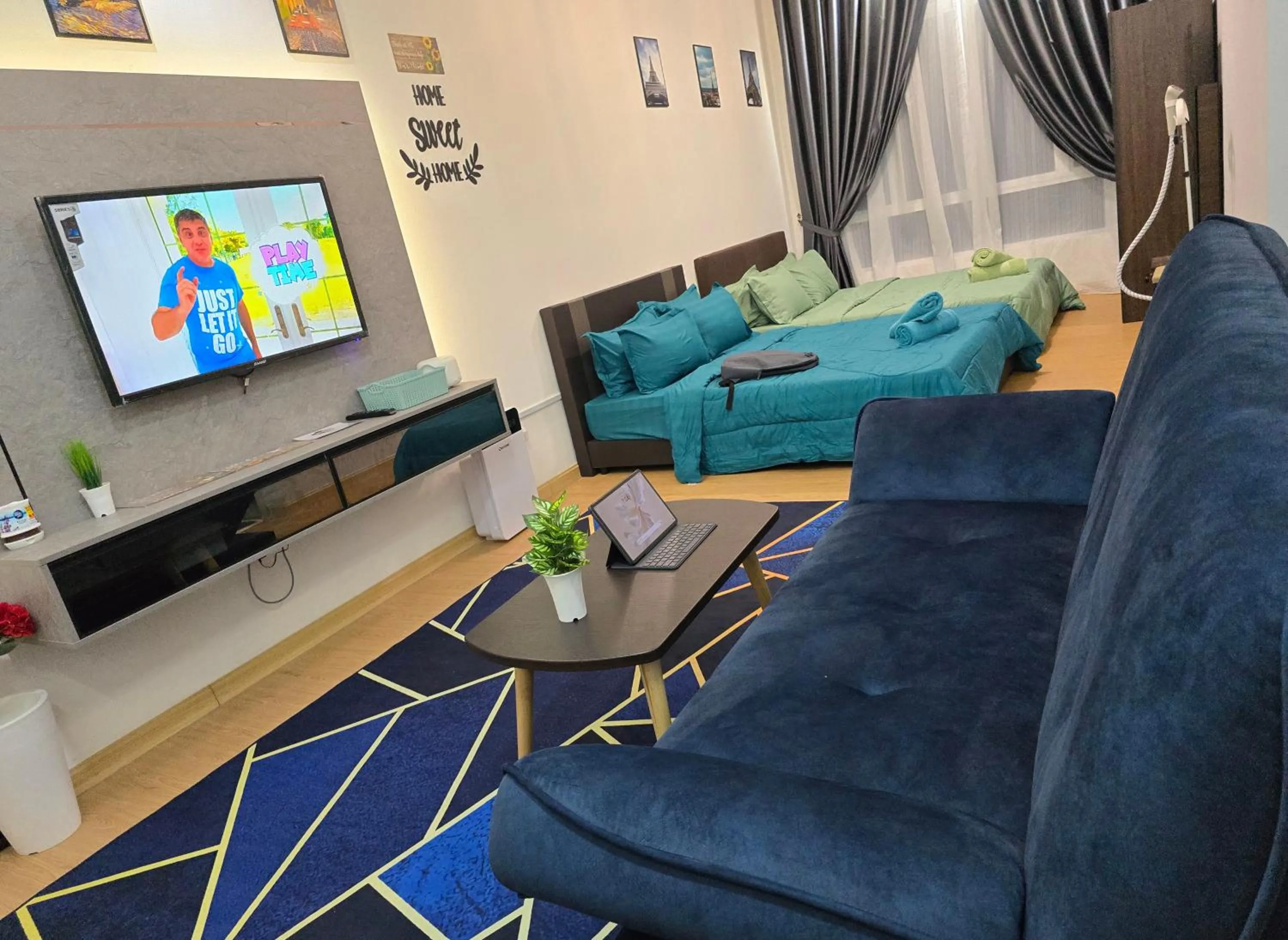 Communal lounge/ TV room in Khaimal Valley Suite - Pool View