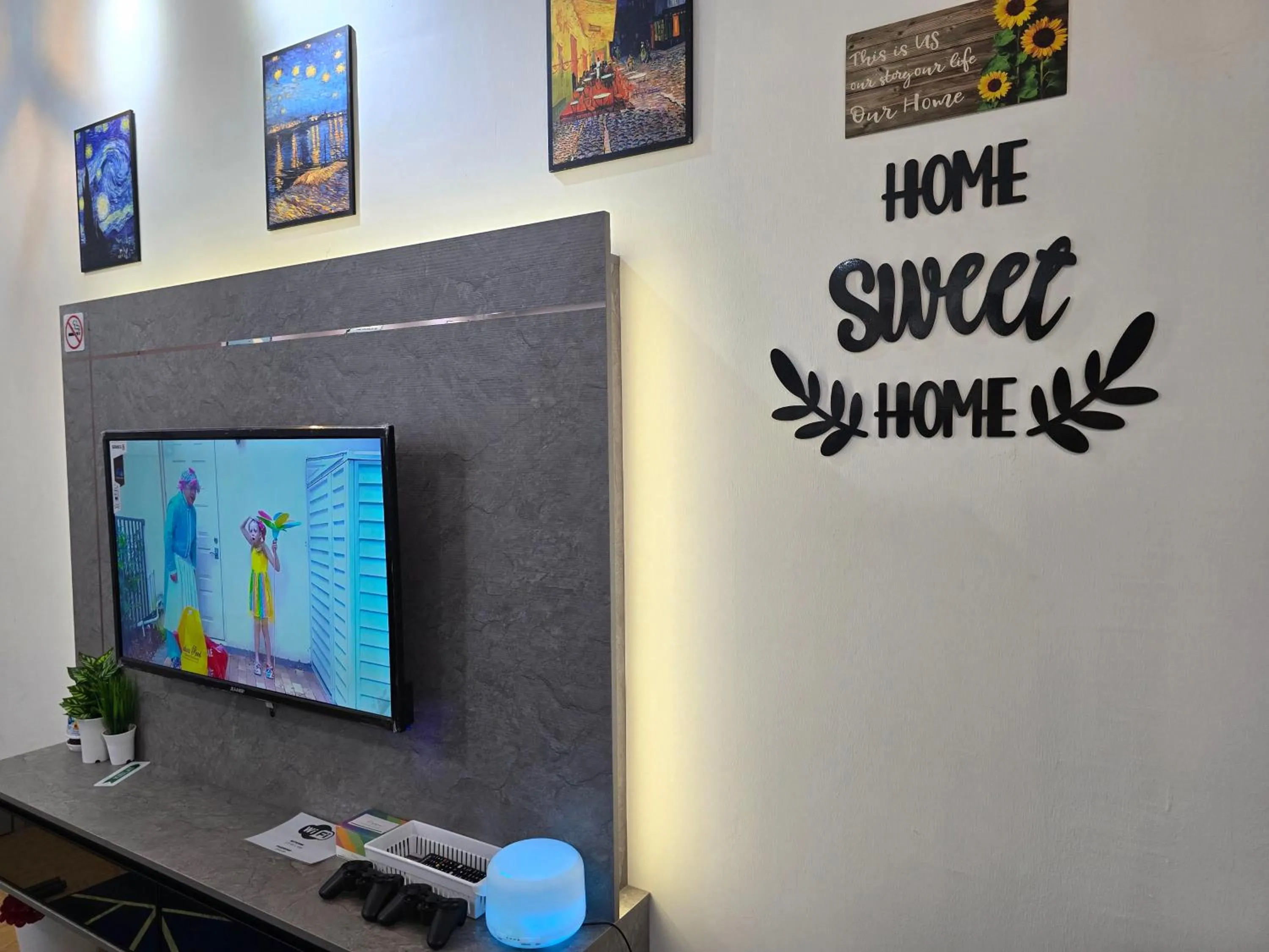 Communal lounge/ TV room in Khaimal Valley Suite - Pool View